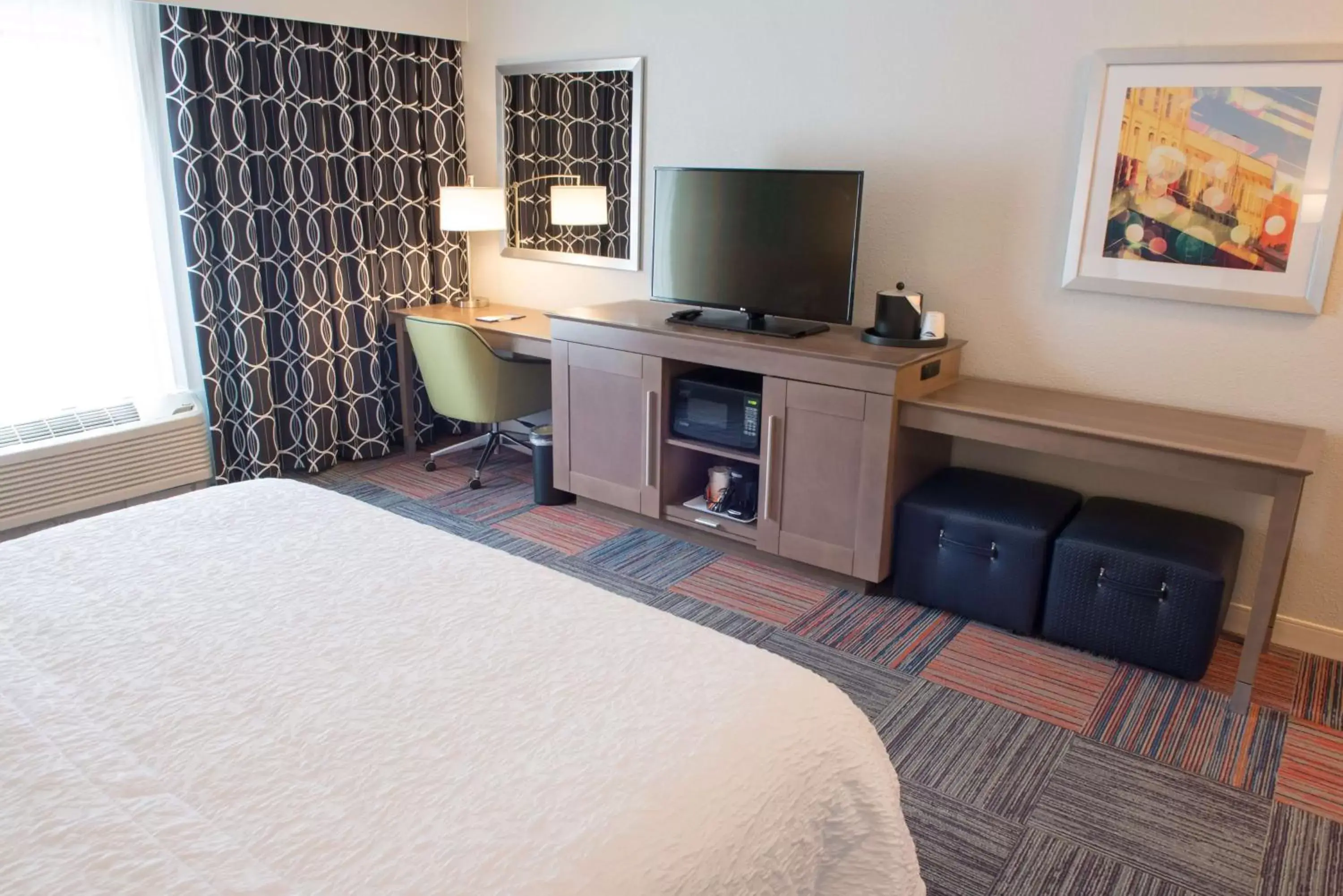 Bedroom, TV/Entertainment Center in Hampton Inn & Suites Bay City