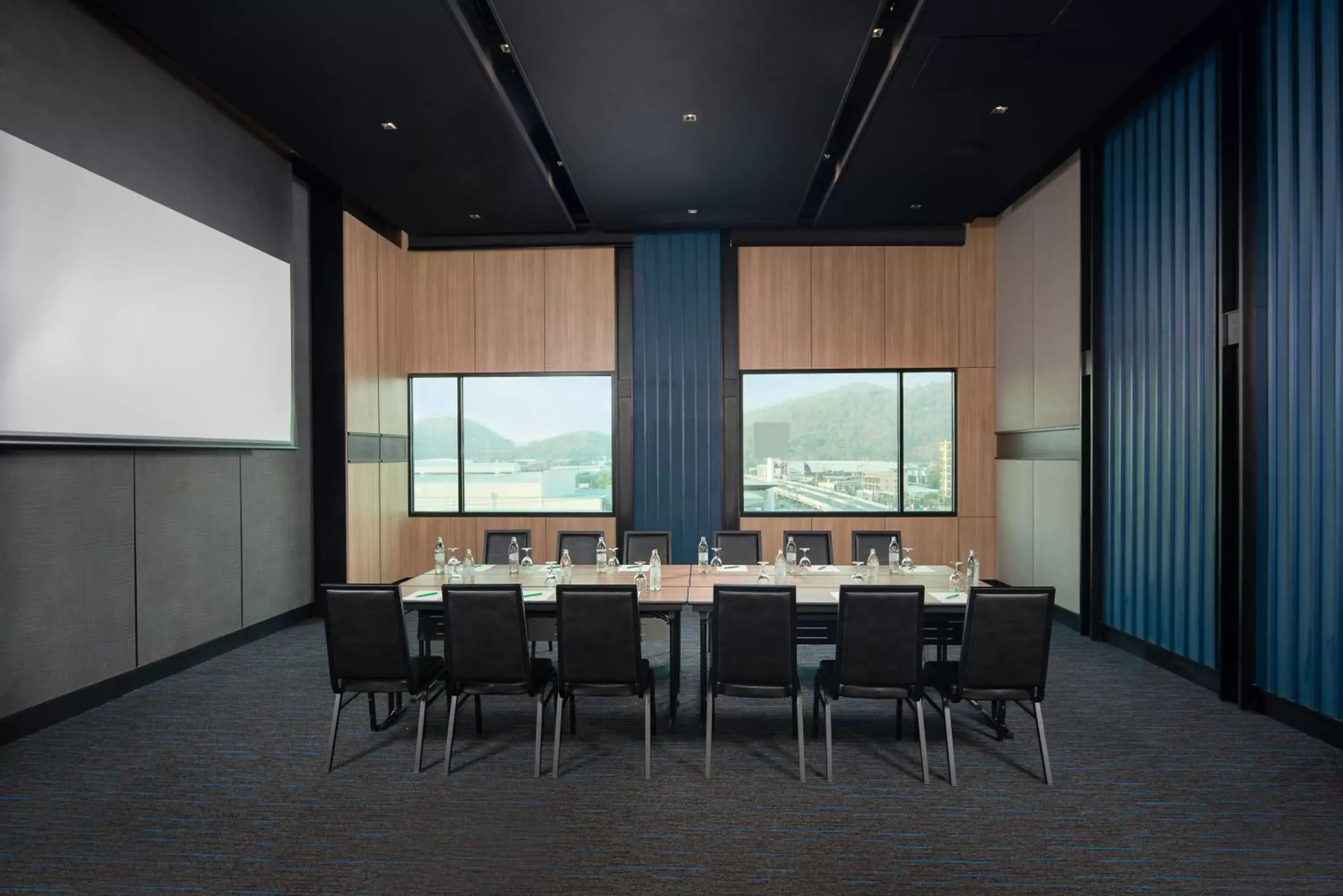 Meeting/conference room in Holiday Inn & Suites Siracha Laemchabang, an IHG Hotel