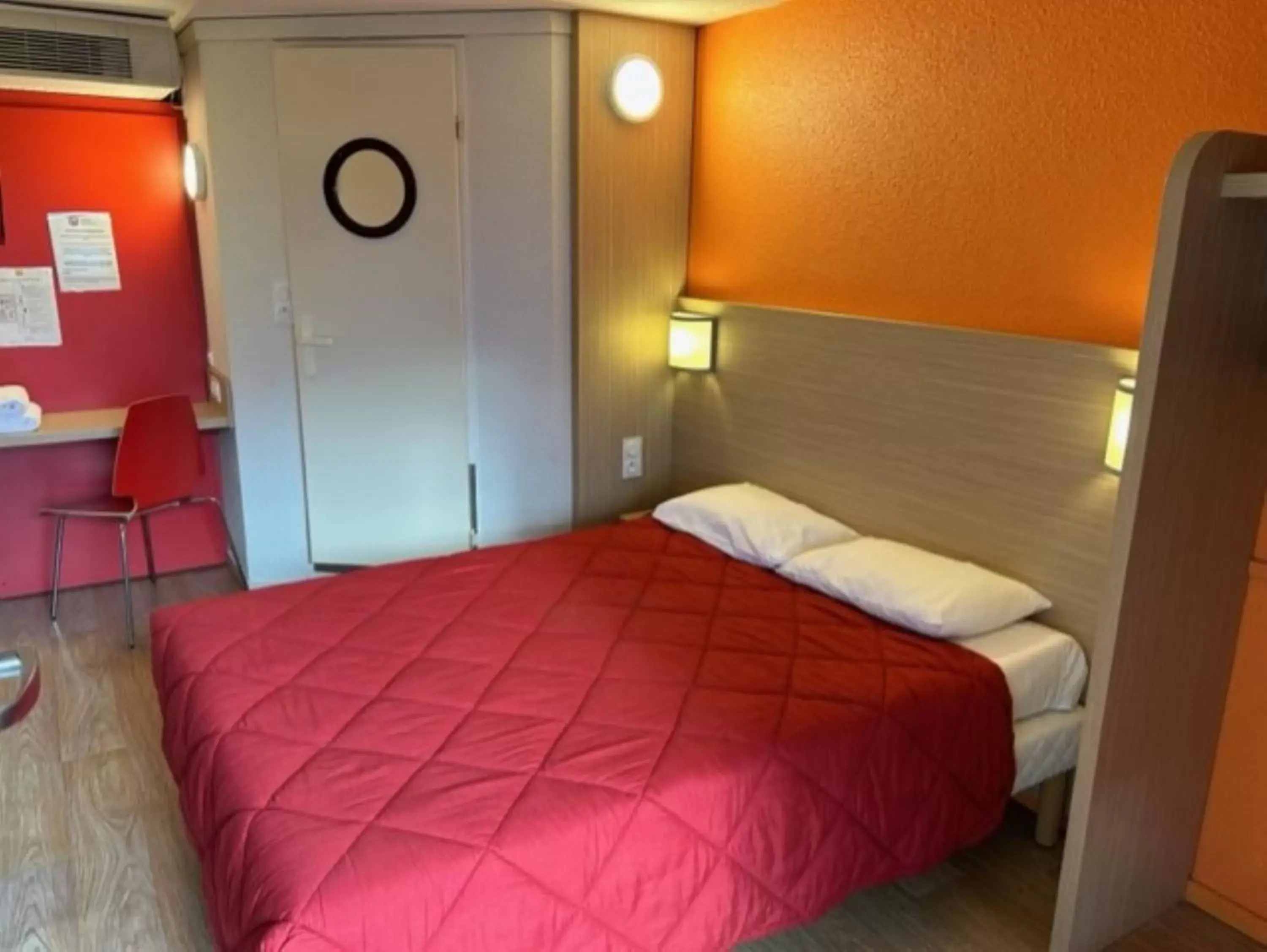 Bathroom, Bed in Premiere Classe Blois Nord