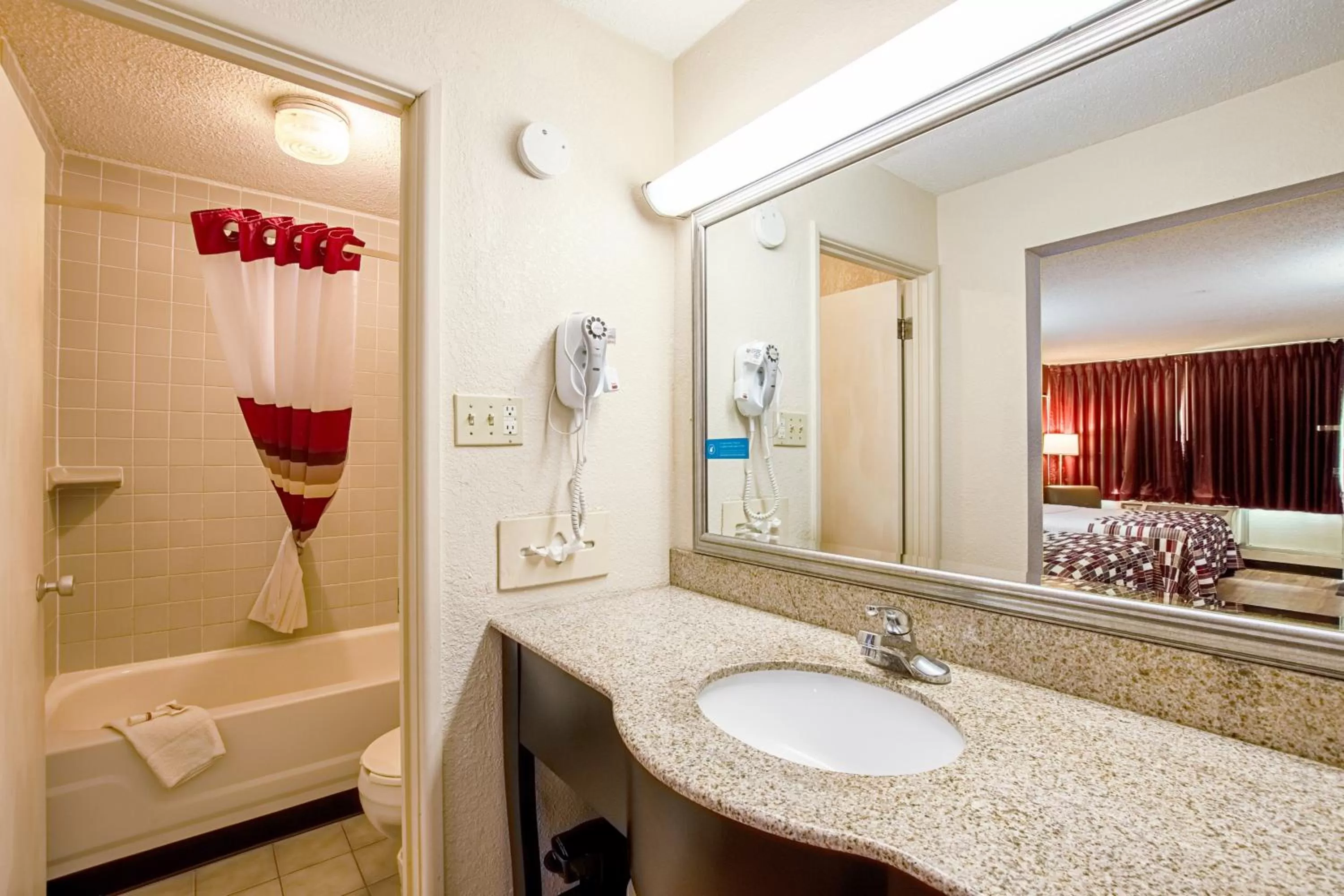 Photo of the whole room, Bed in Red Roof Inn Battle Creek