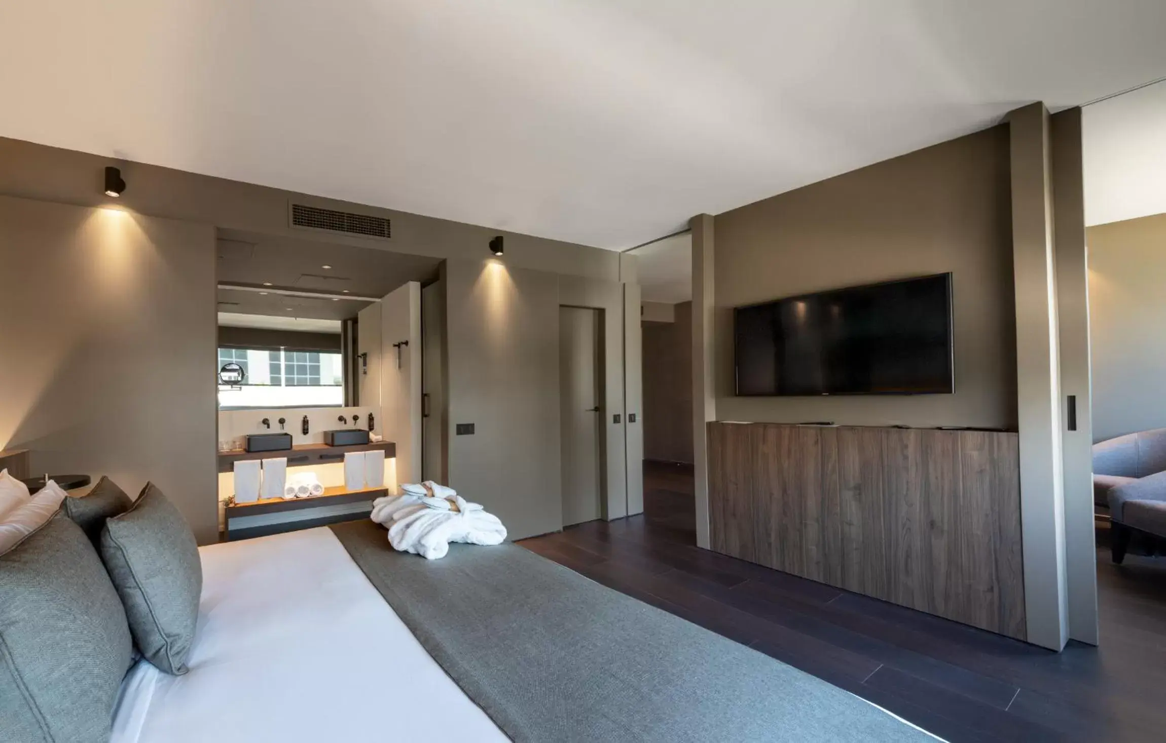 Bed, TV/Entertainment Center in BAH Barcelona Airport Hotel