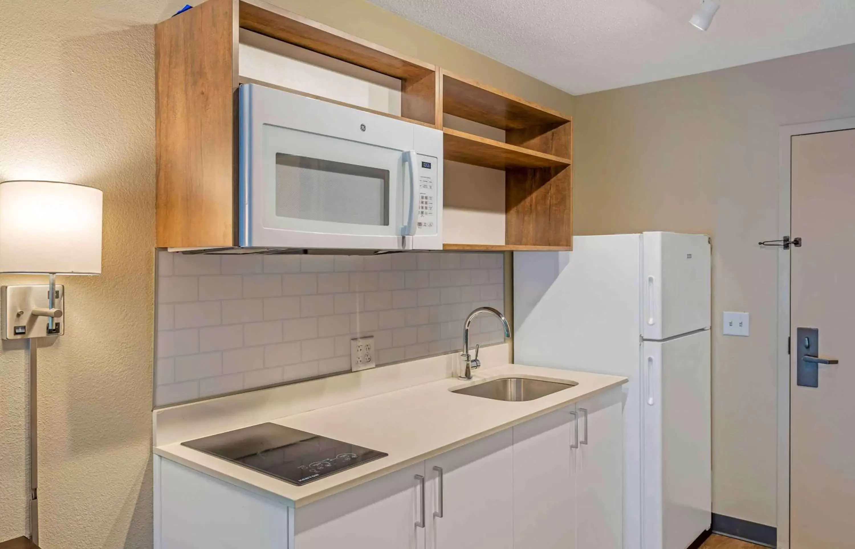 Bedroom, Kitchen/Kitchenette in Extended Stay America Suites - Boston - Burlington