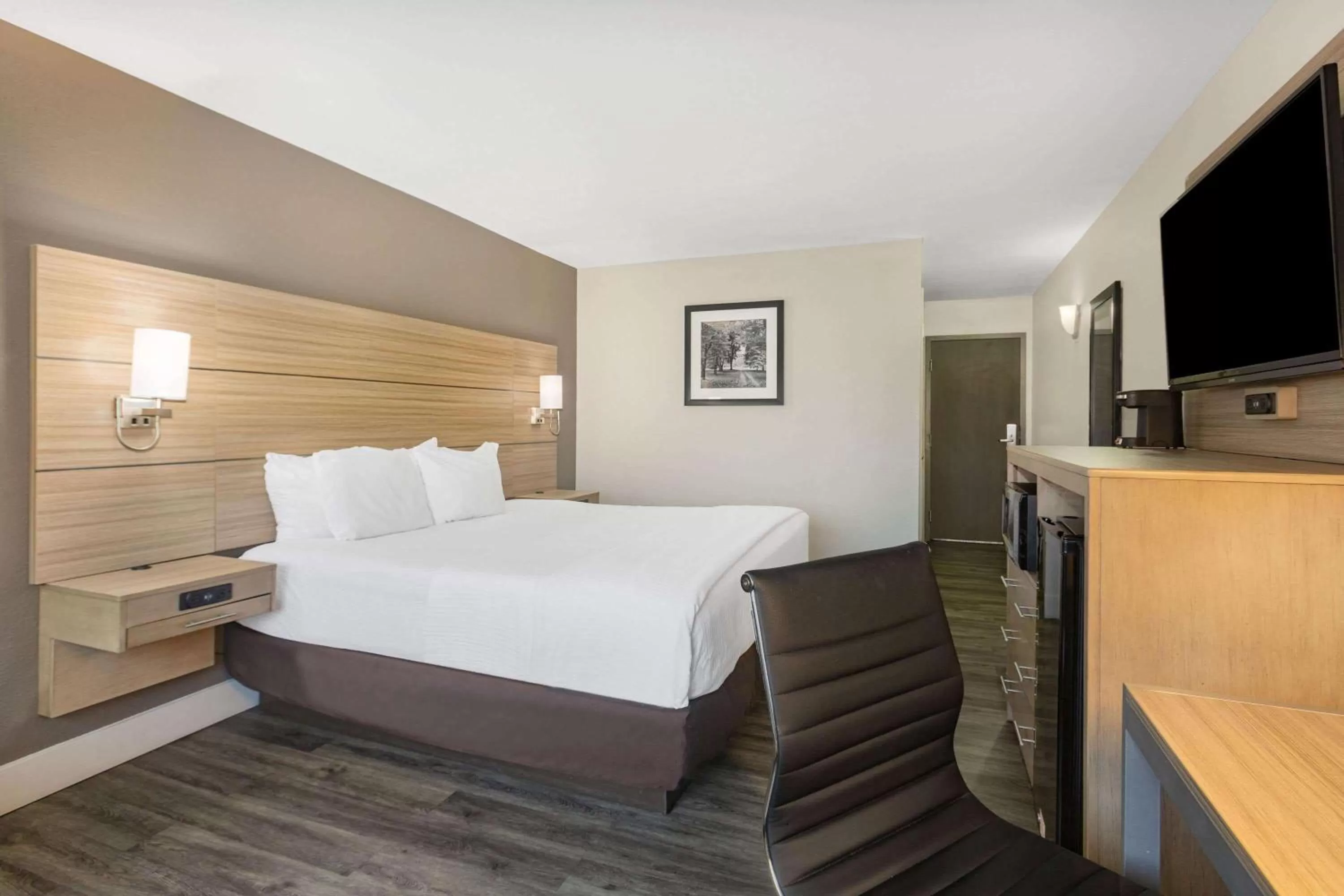 Photo of the whole room, Bed in La Quinta by Wyndham Joplin