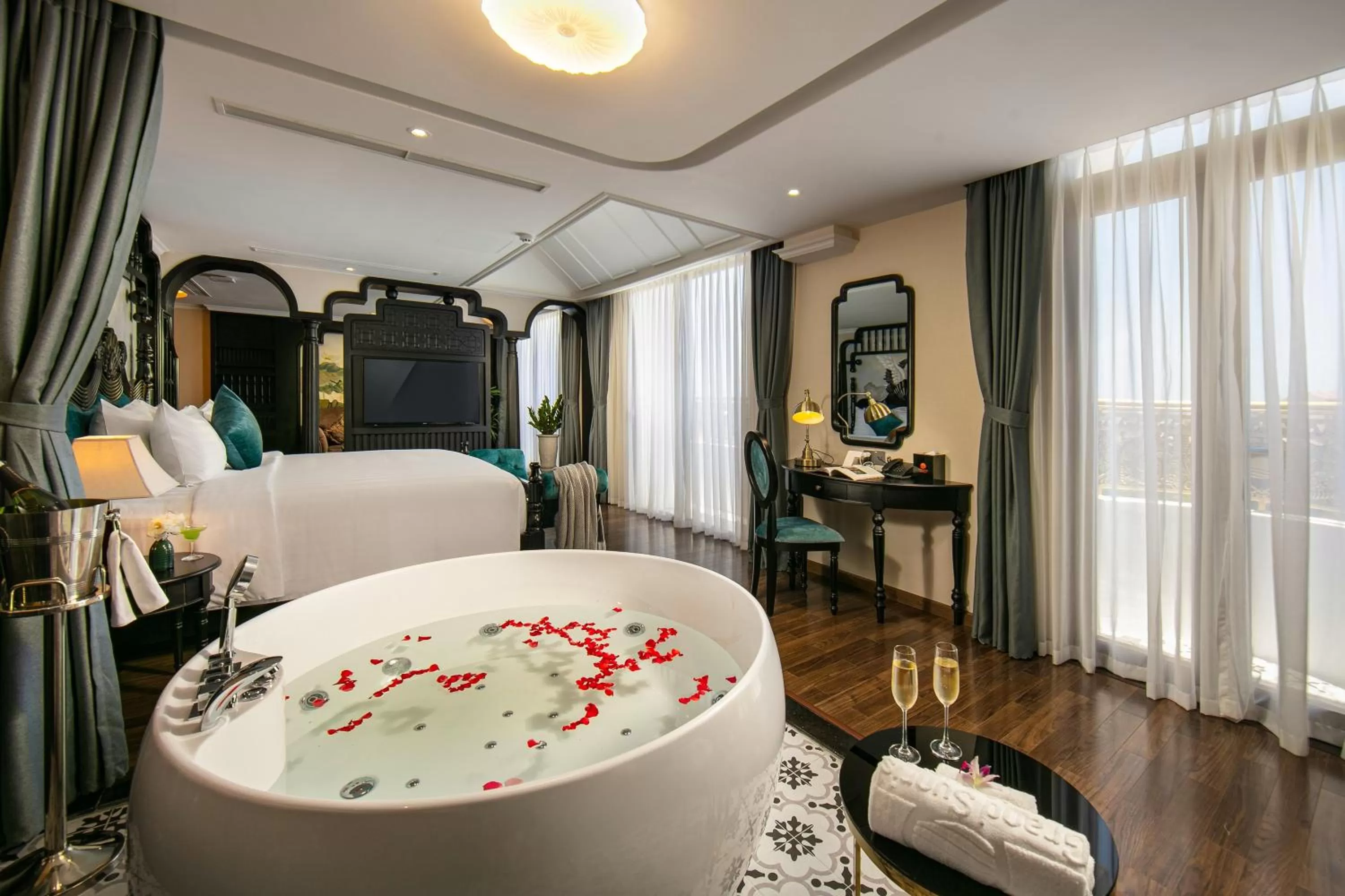 Bed in Grand Sunrise Palace Hoi An- A Luxury Indochine Hotel & Spa