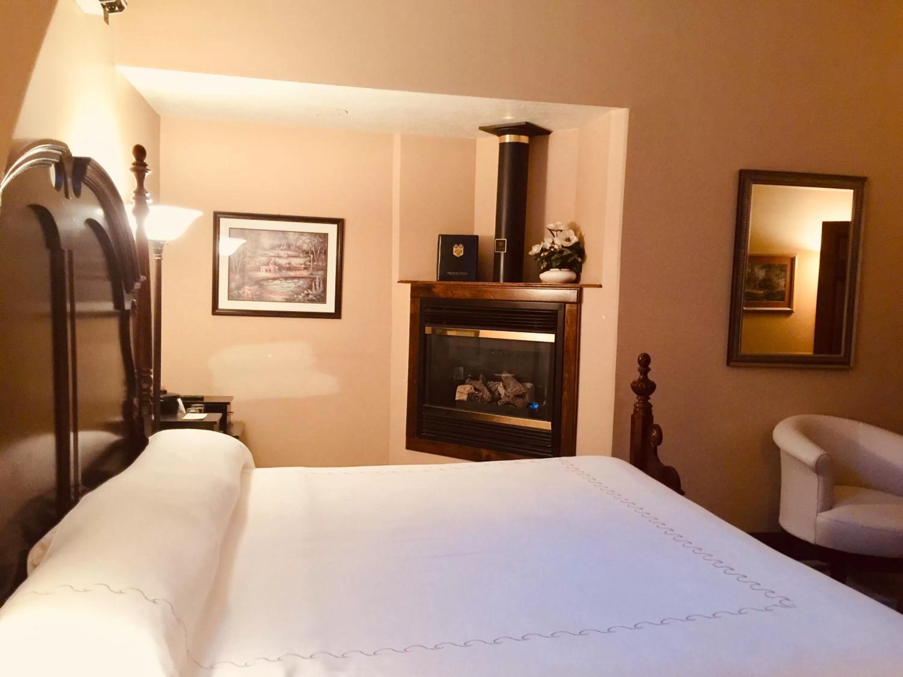 Bedroom, Bed in Afton House Inn