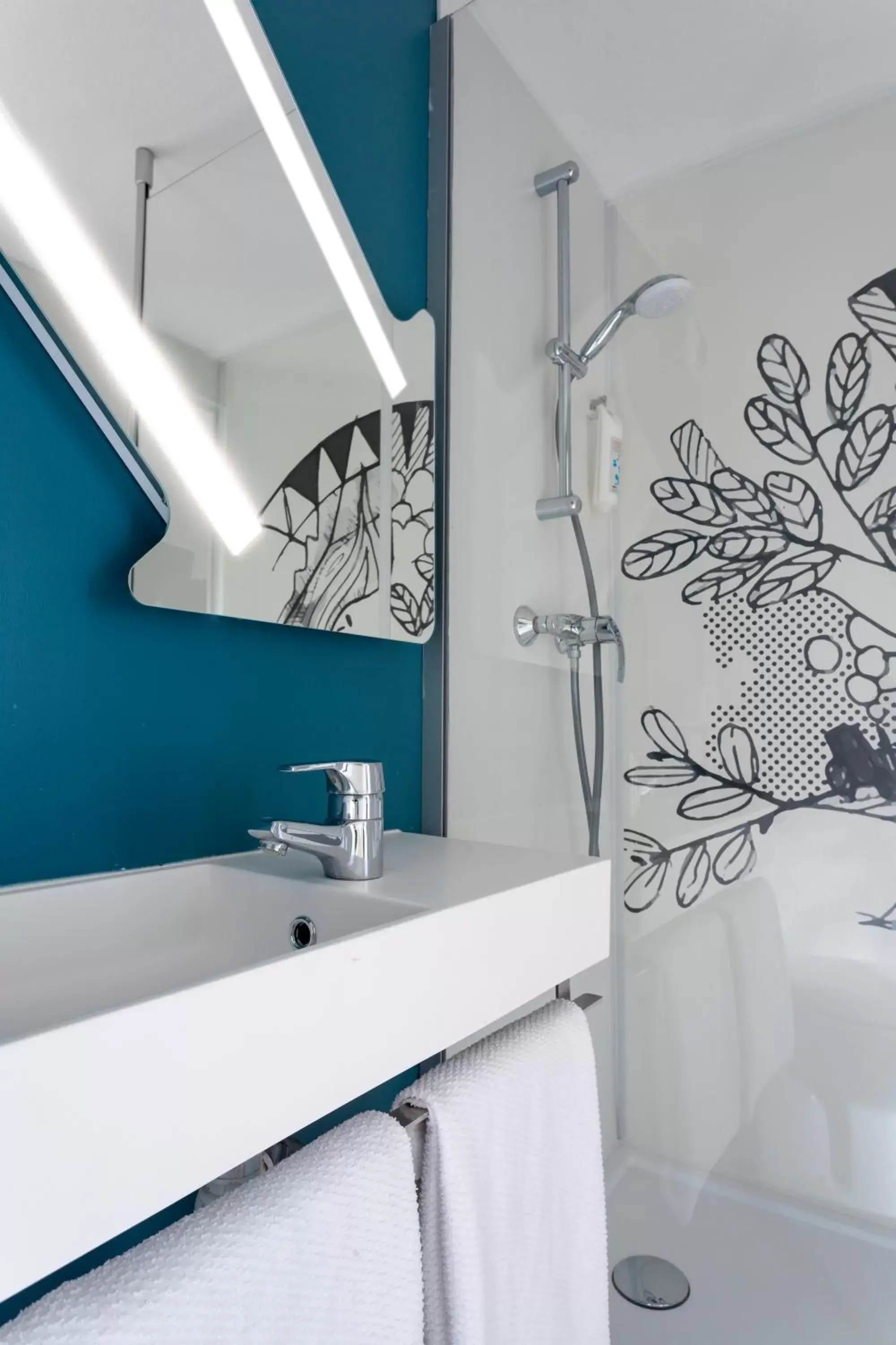 Bathroom in ibis budget Lorient Caudan