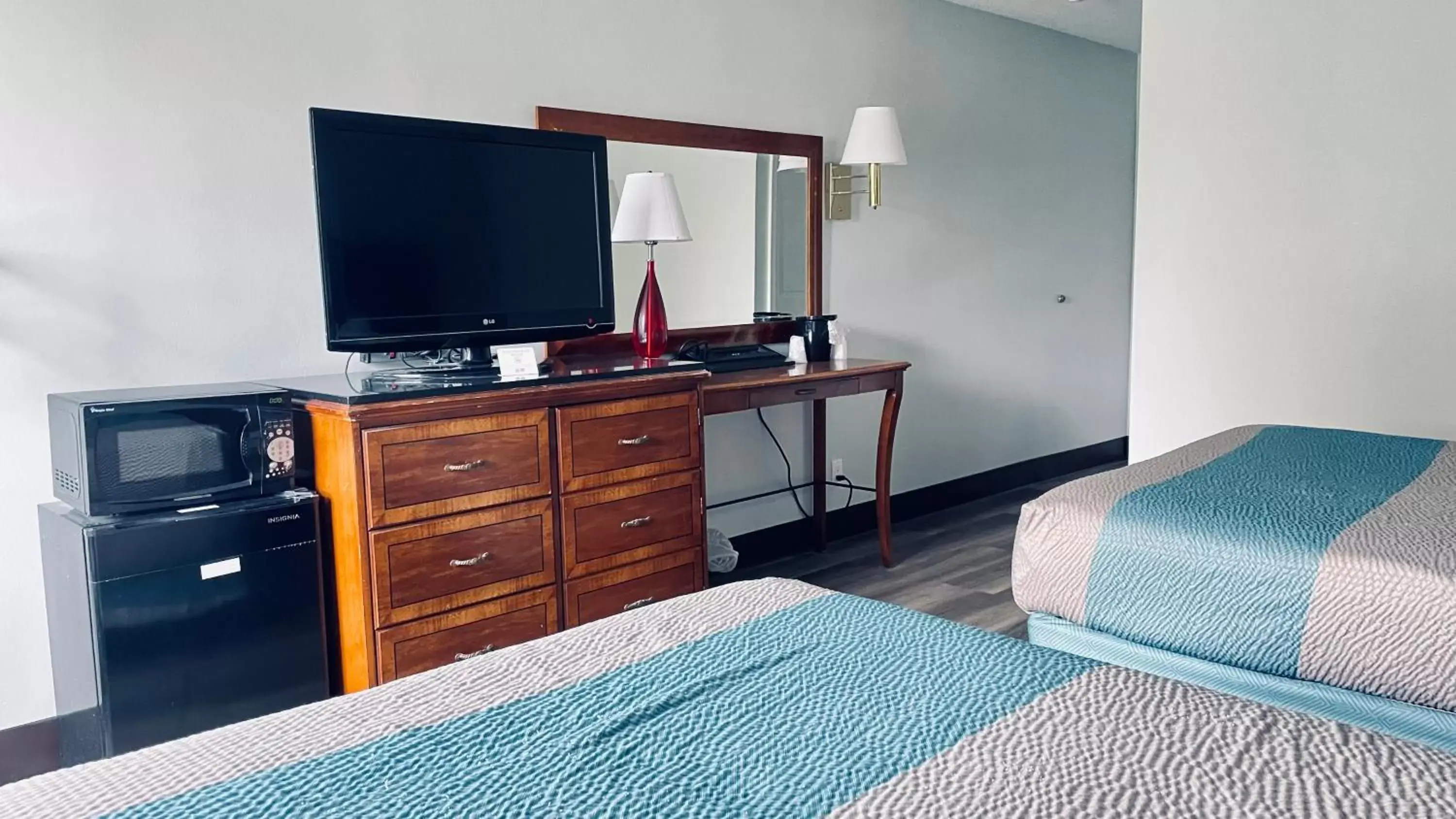 TV and multimedia, TV/Entertainment Center in Motel 6 McGraw, NY - Cortland