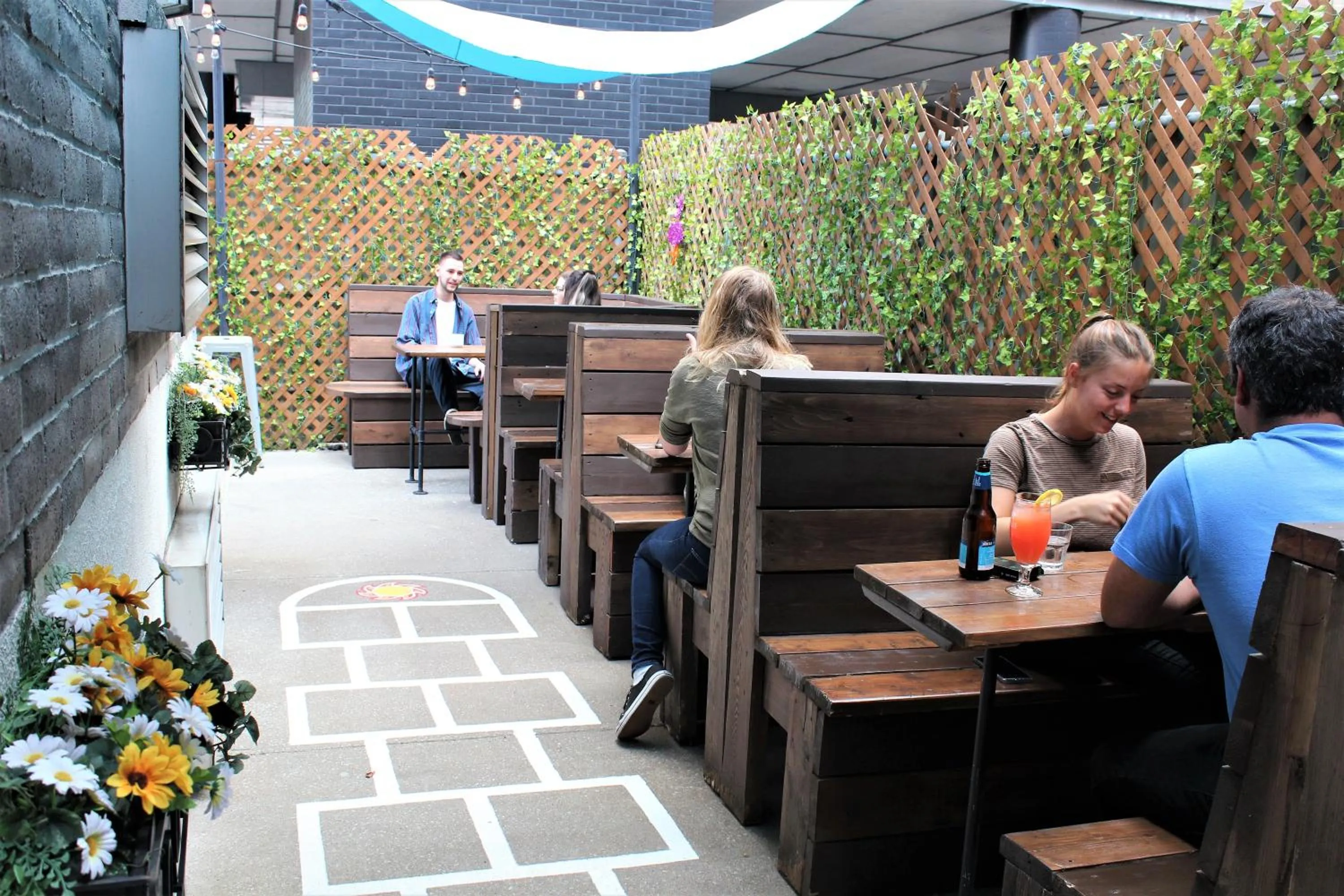 Patio in Samesun Montreal Hotel & Hostel