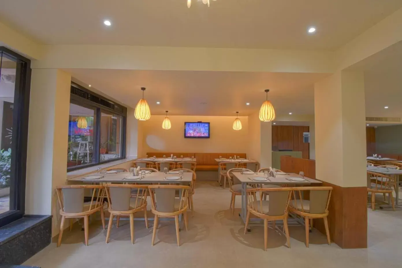 Restaurant/Places to Eat in Hotel Vrishali Executive