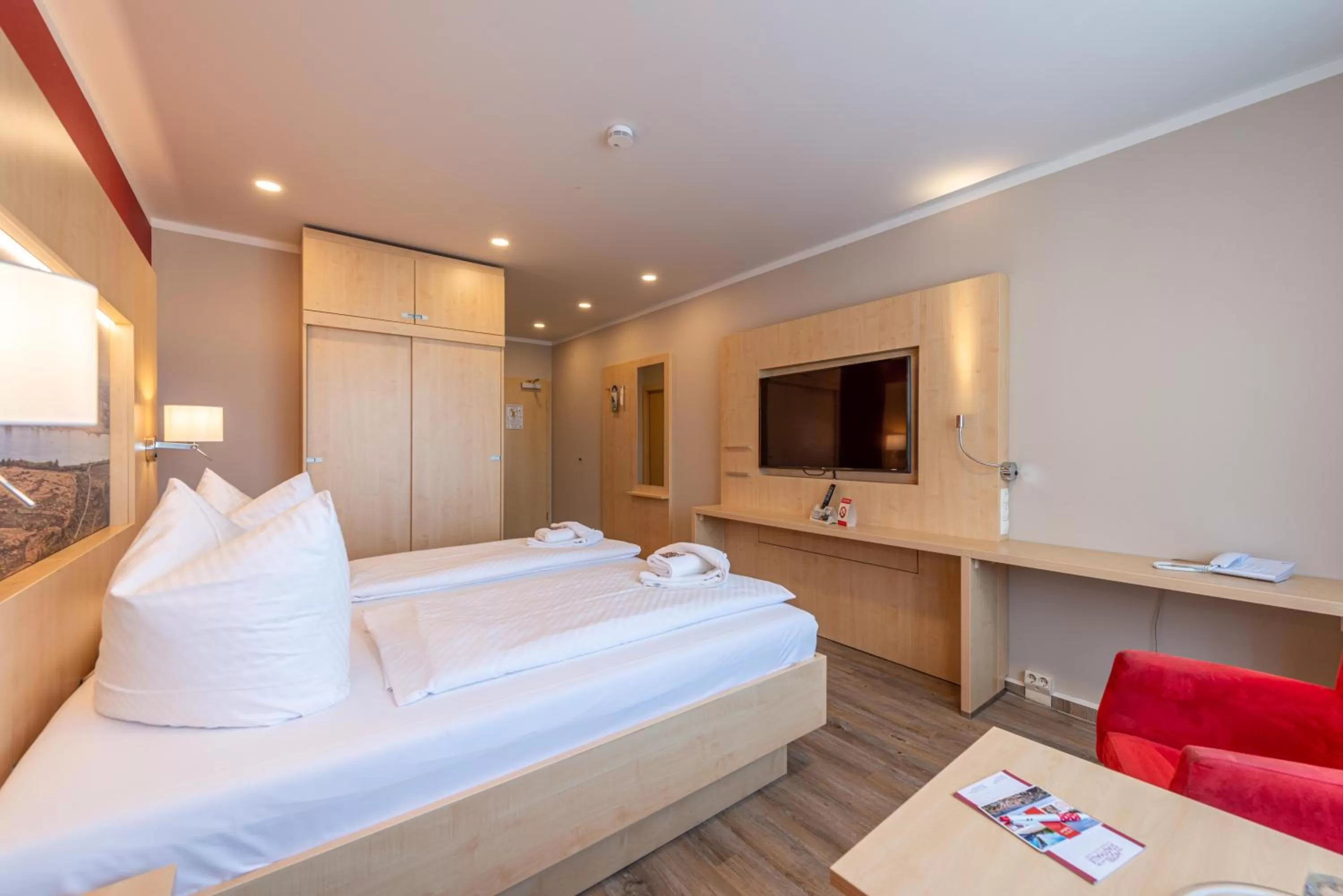 Photo of the whole room, Bed in Hotel an der Stadthalle Rostock