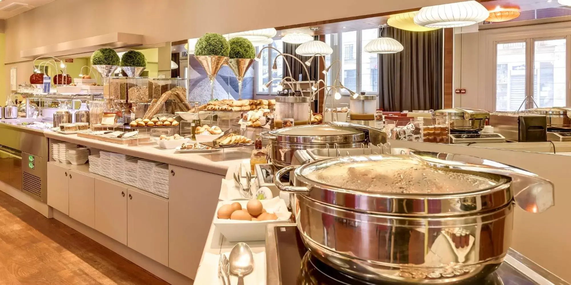 Buffet breakfast, Restaurant/Places to Eat in Mercure Nantes Centre Grand Hotel