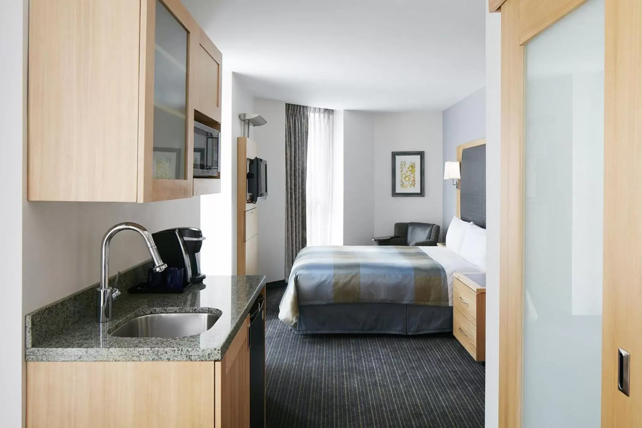 Bedroom, Kitchen/Kitchenette in Club Quarters Hotel World Trade Center, New York