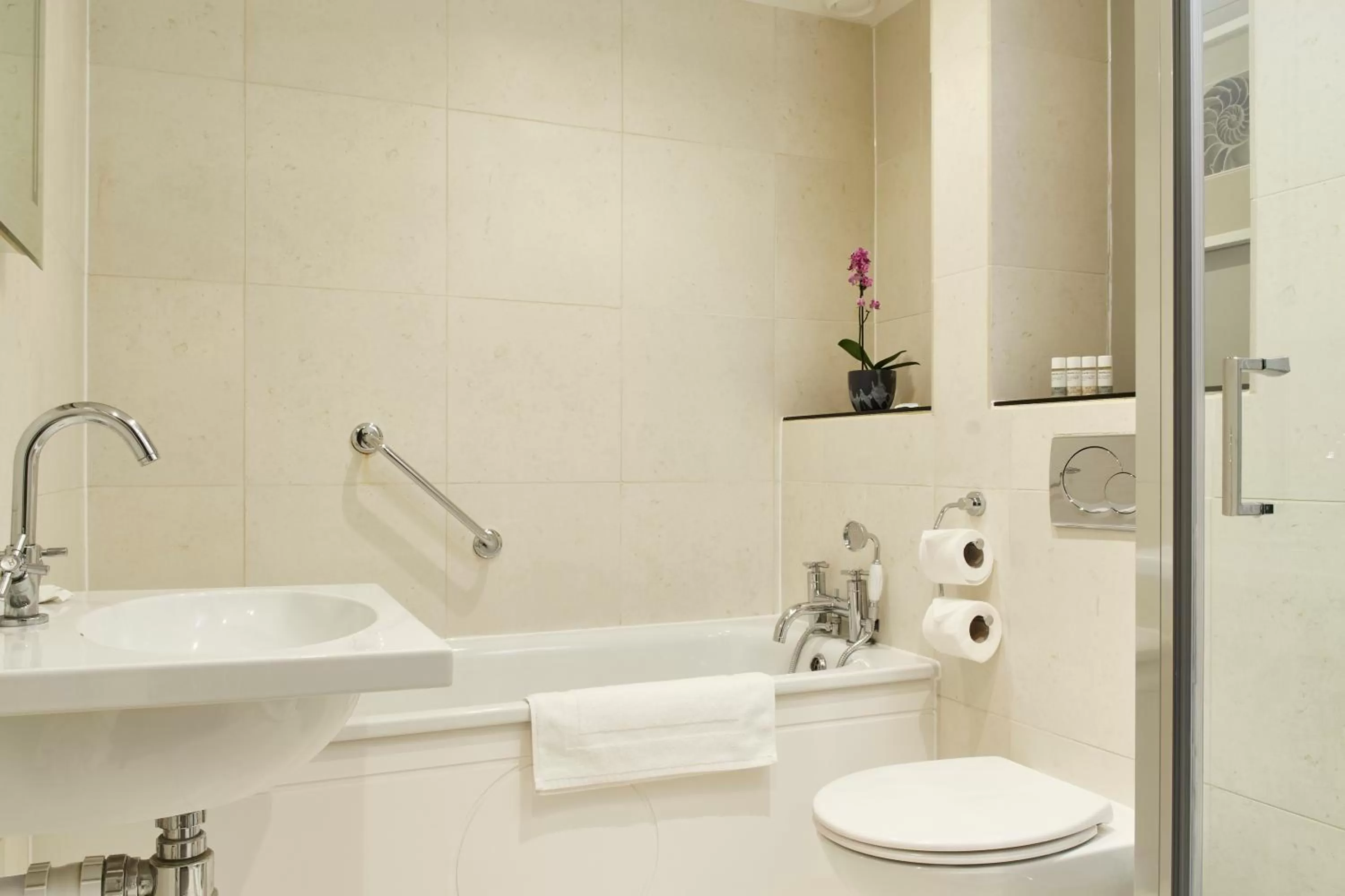 Bathroom in The Tophams Hotel