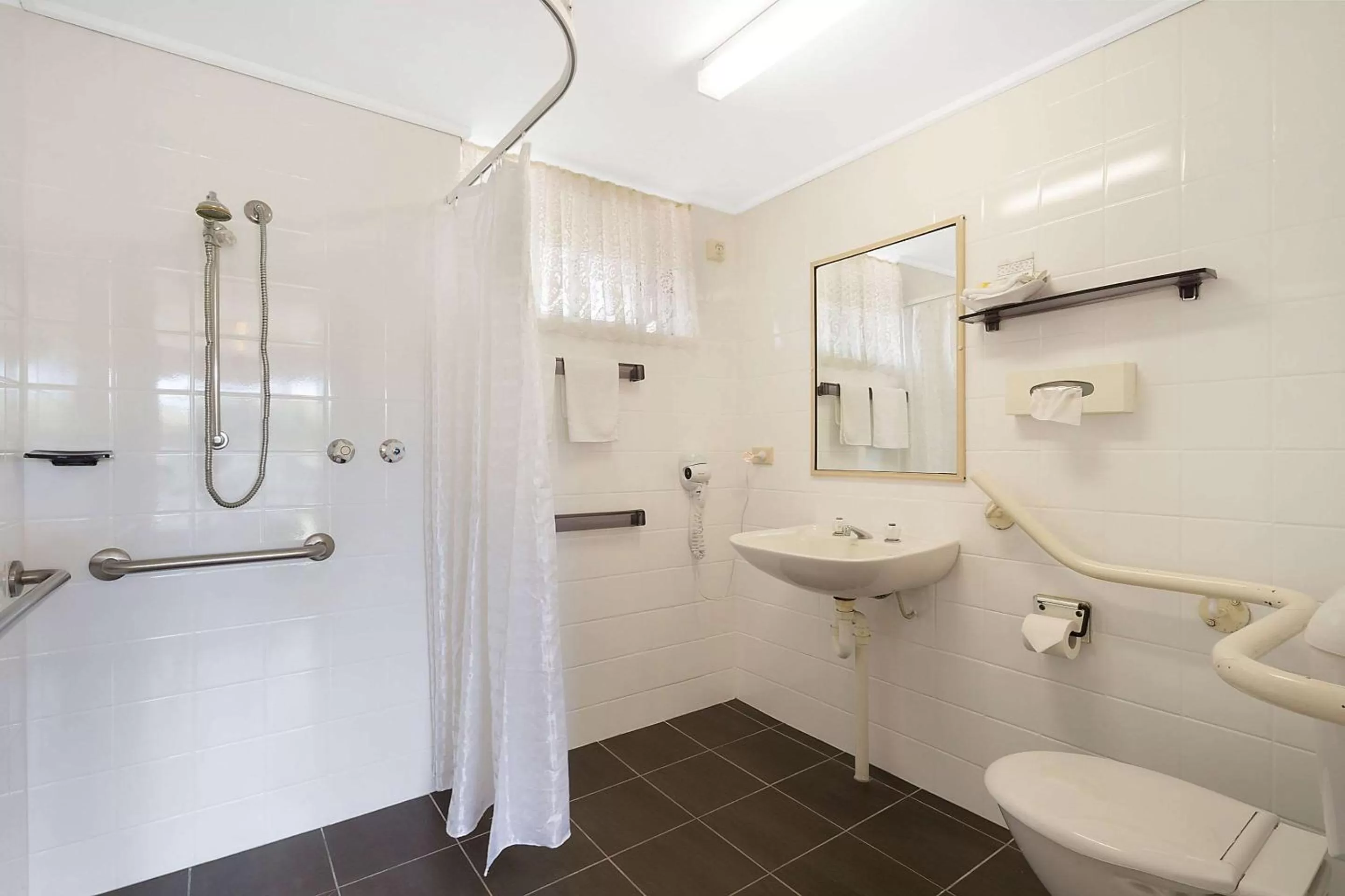 Bathroom in Merimbula Sapphire Motel