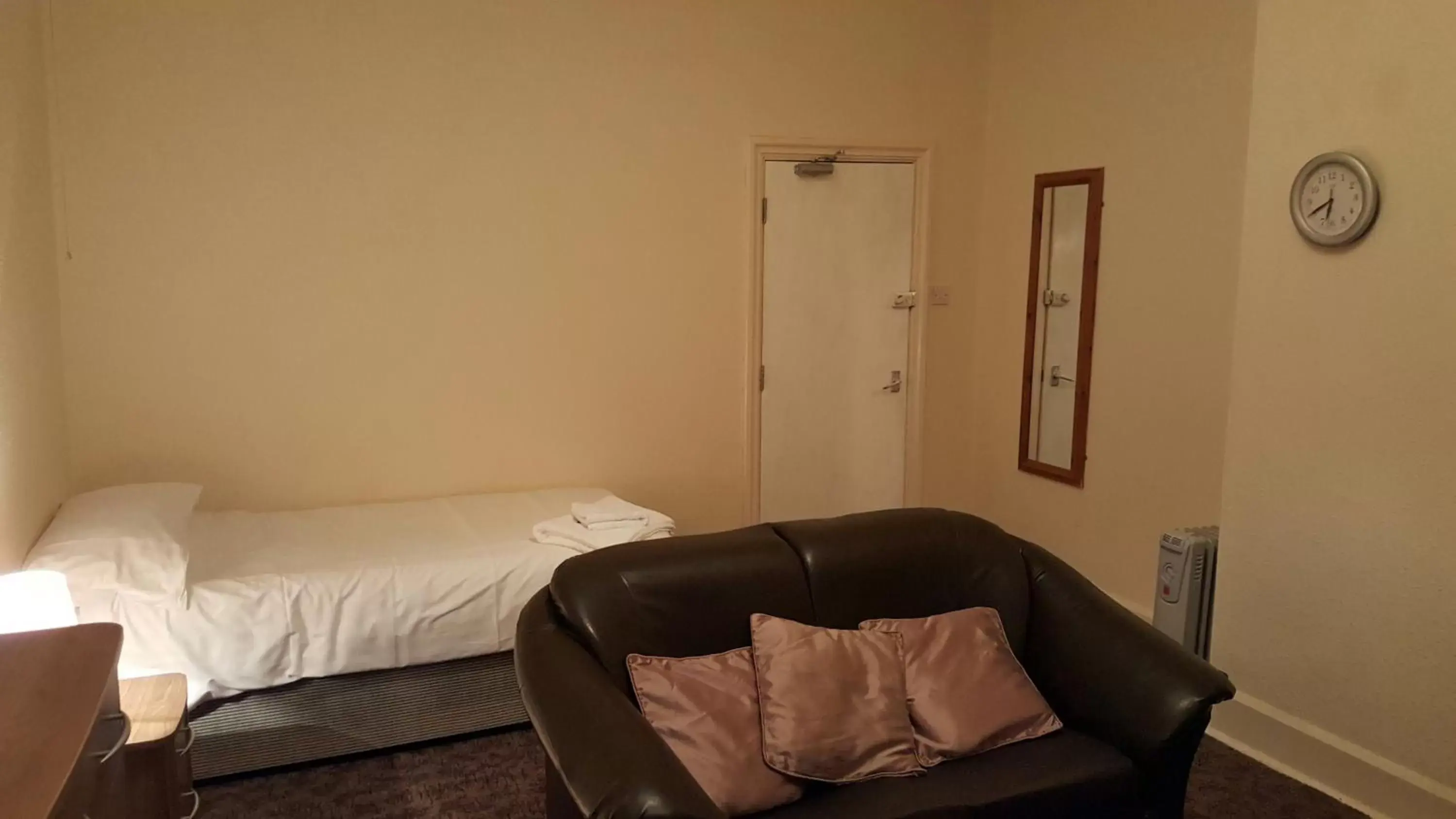 Photo of the whole room, Bed in Station Hotel