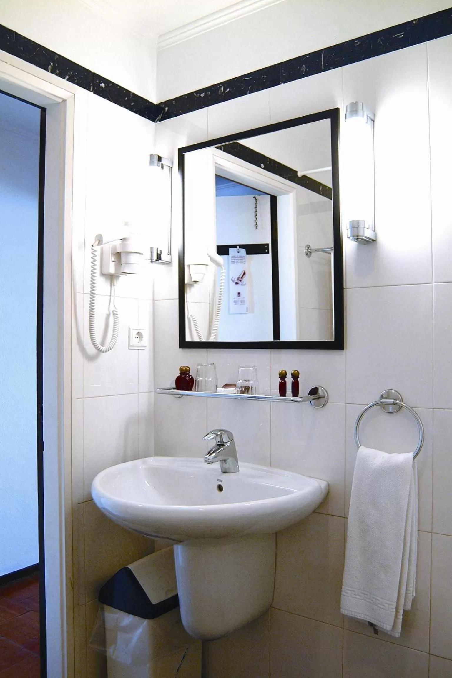 Bathroom in Carcavelos Beach Hotel