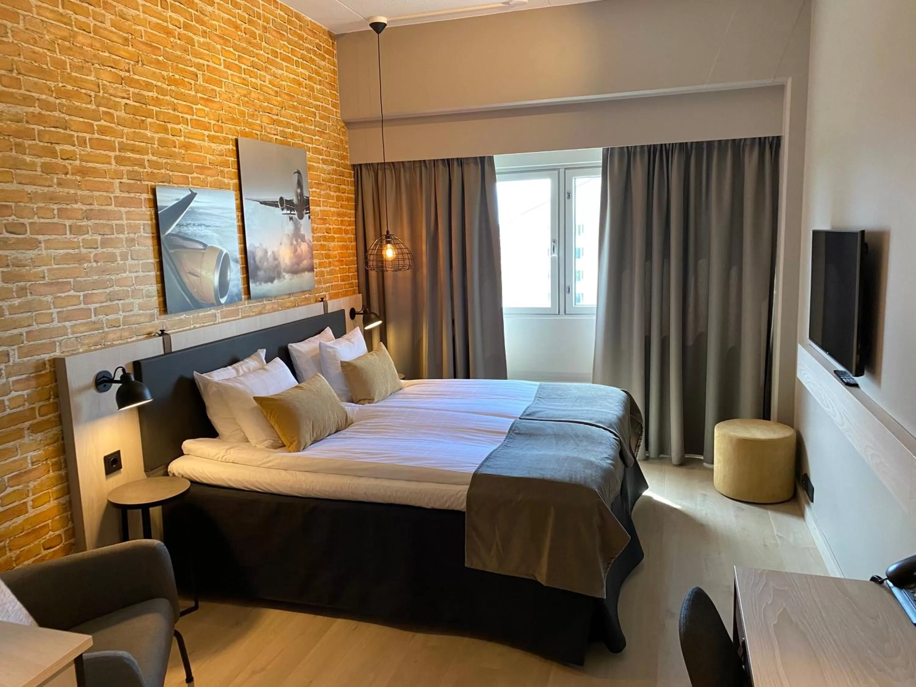 Bedroom, Bed in Skyline Airport Hotel