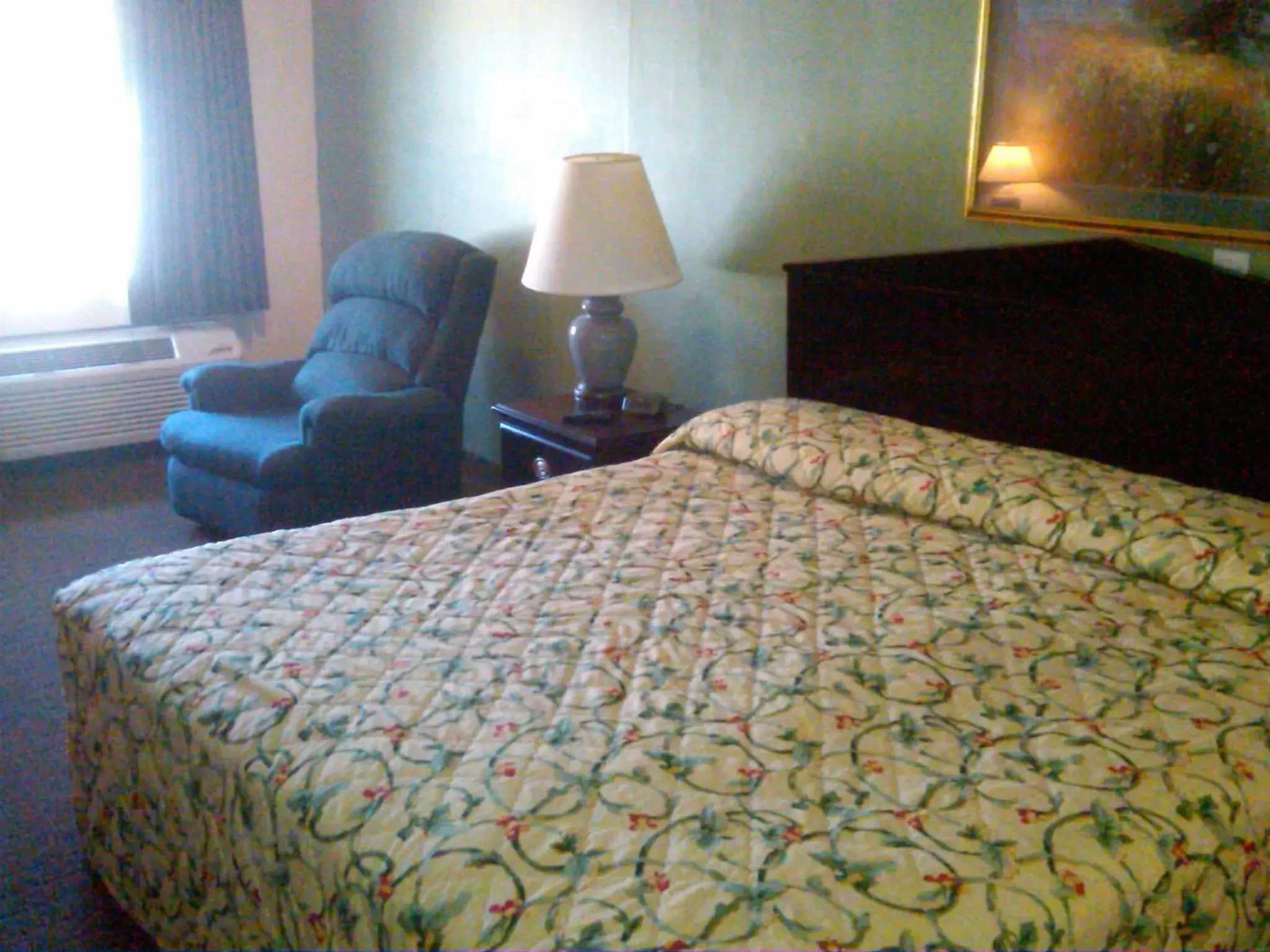 Bedroom, Bed in Knights Inn - Battle Creek