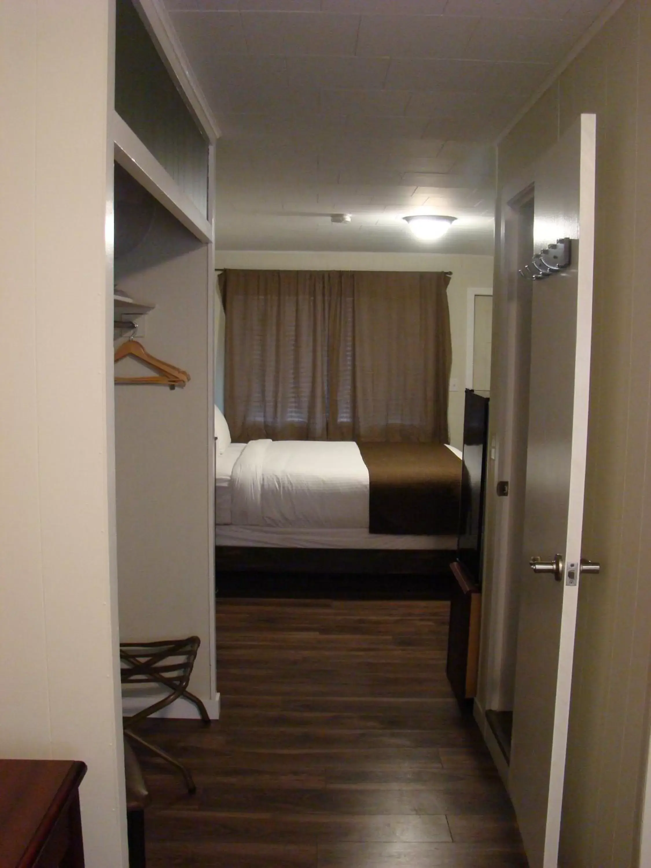 Bedroom, Bed in Paddock Inn