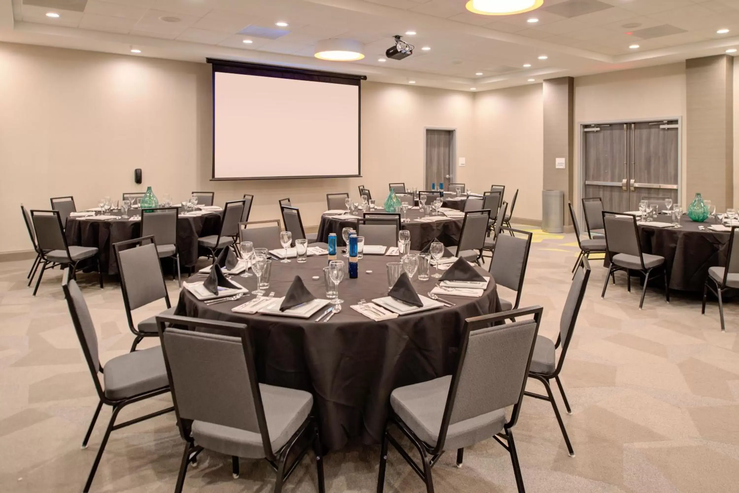 Meeting/conference room, Restaurant/Places to Eat in Holiday Inn Hotel & Suites - Houston West - Katy Mills, an IHG Hotel