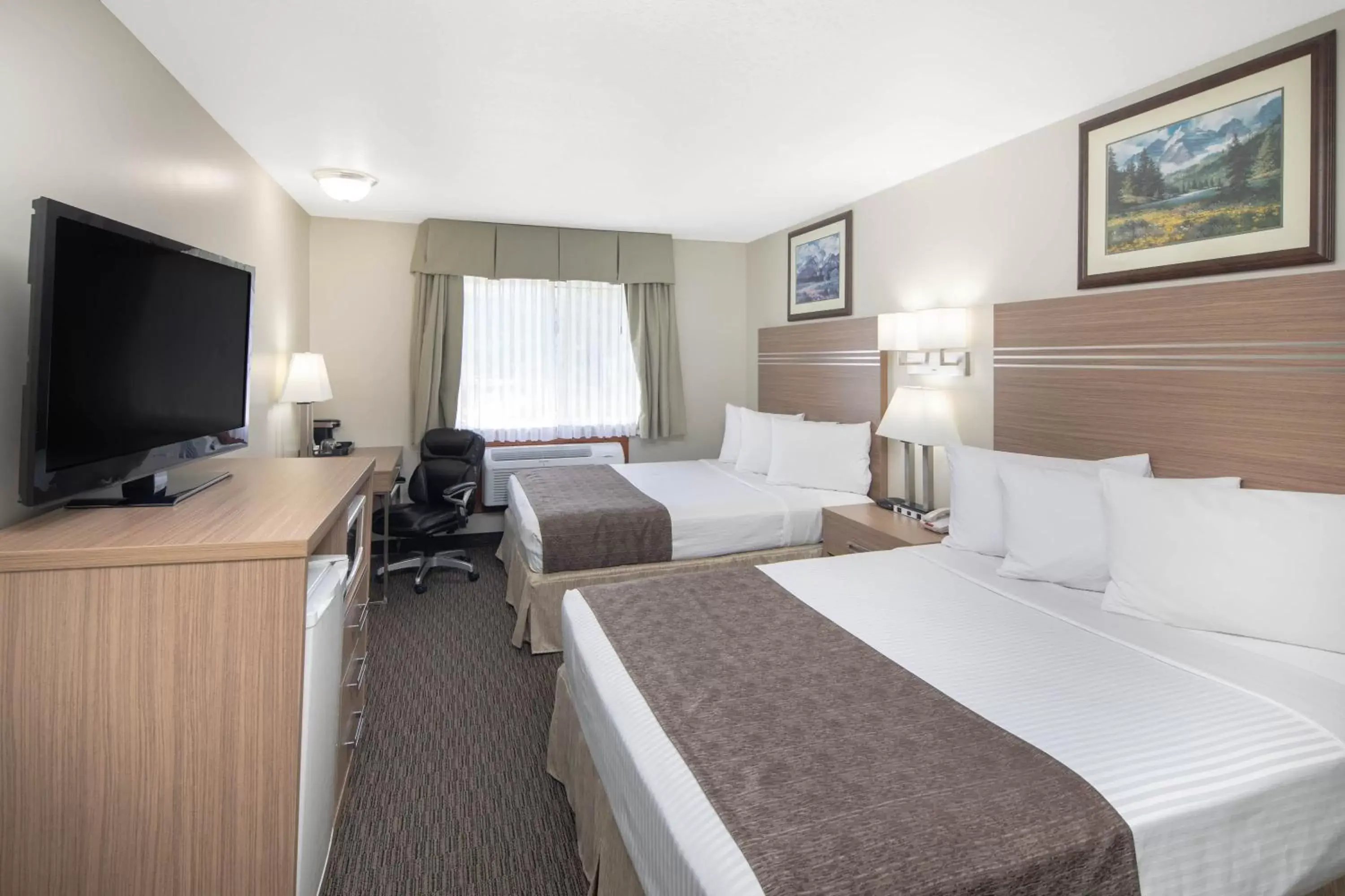 Bedroom, TV/Entertainment Center in Travelodge by Wyndham Golden Sportsman Lodge