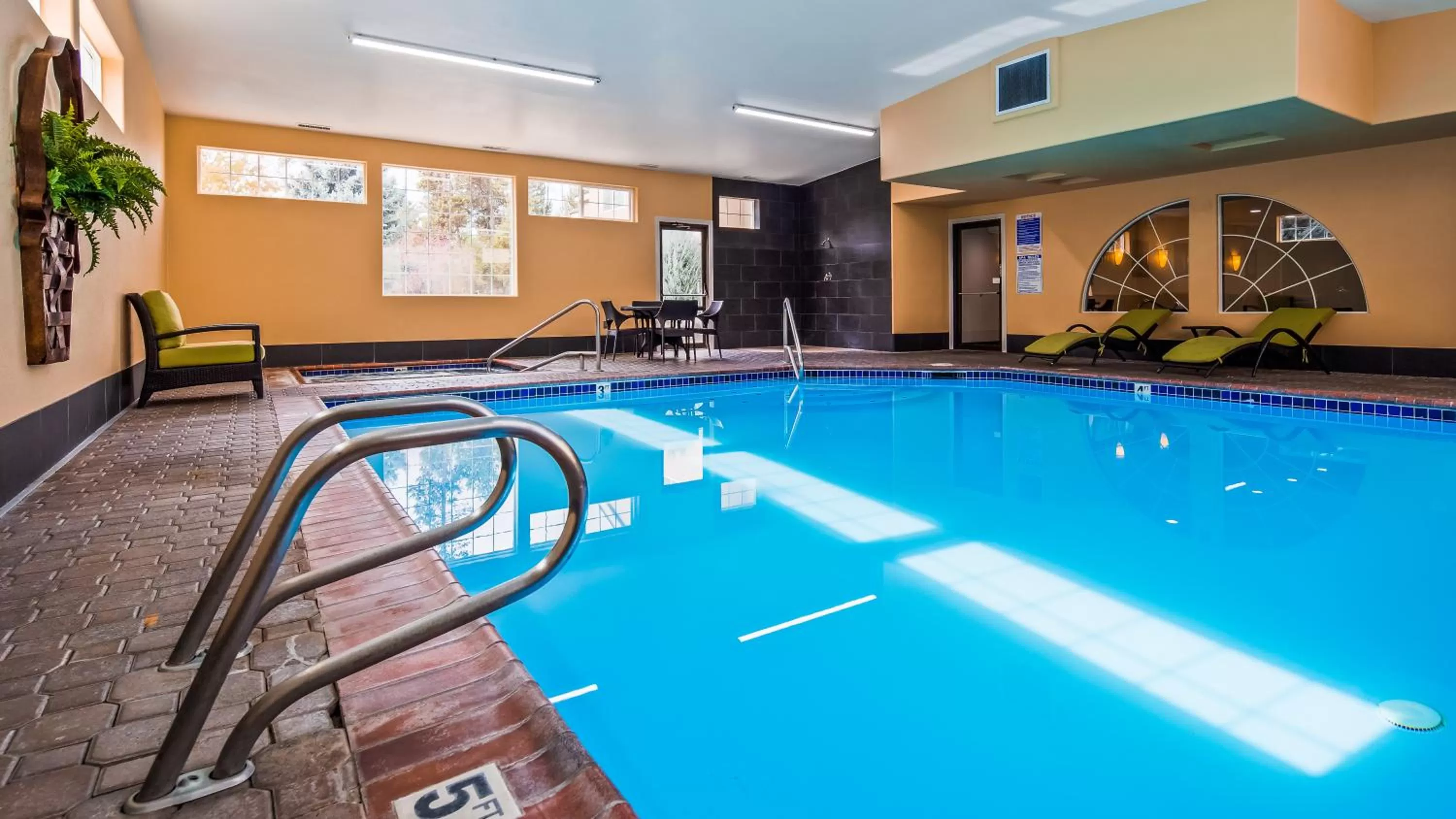Swimming pool in Best Western Newberry Station