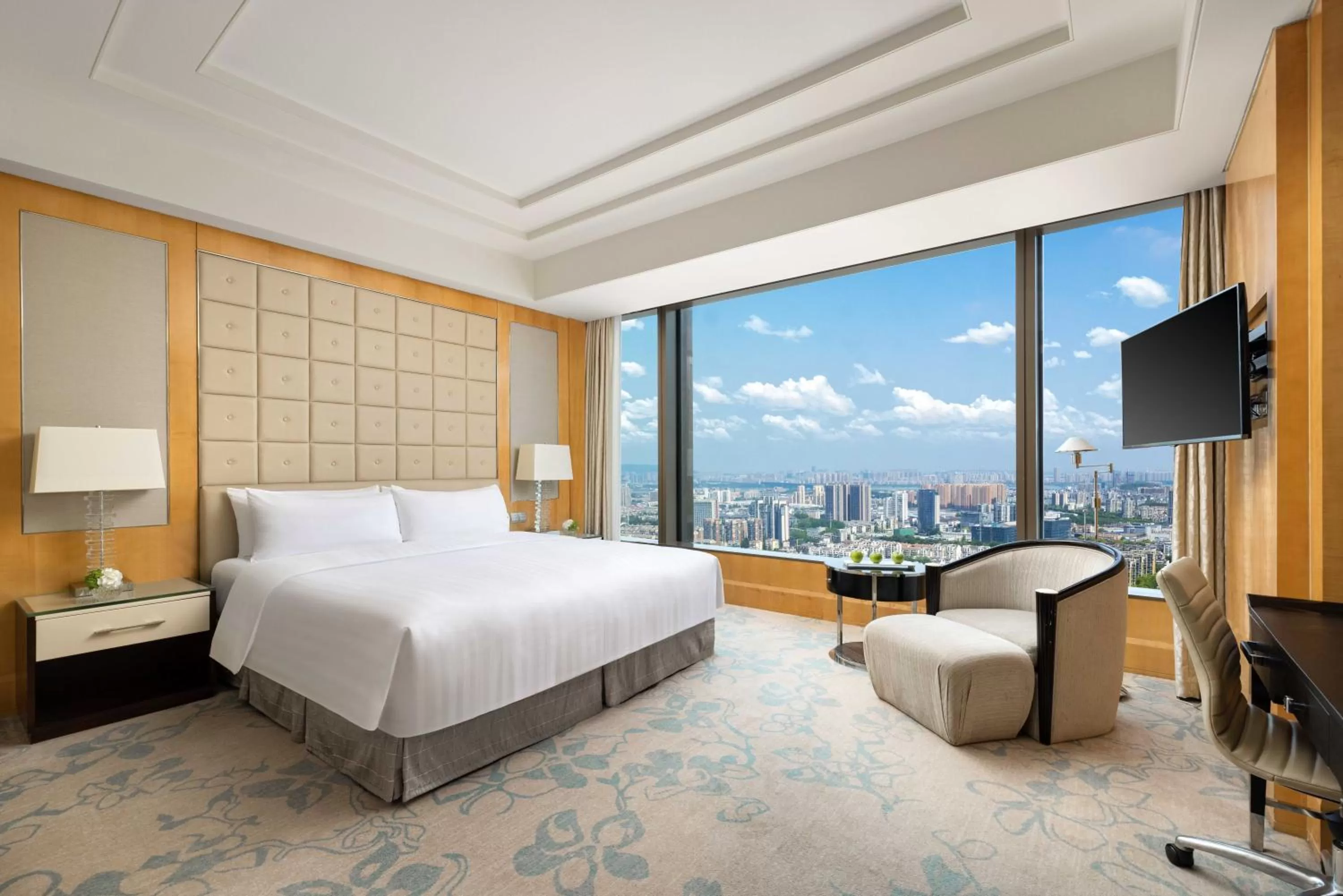 Photo of the whole room, Bed in Shangri-La Nanjing