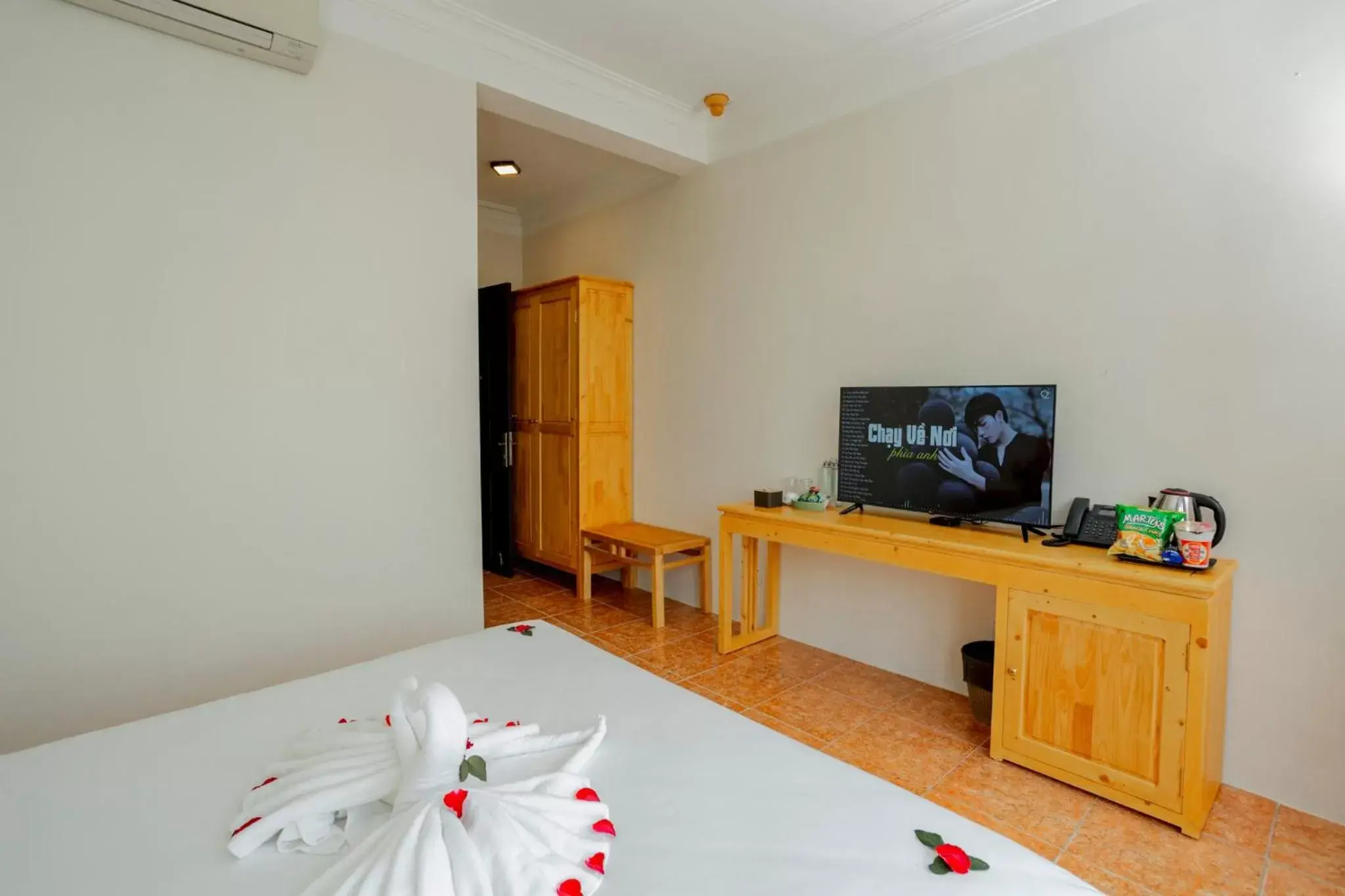 Photo of the whole room, TV/Entertainment Center in Sea and Sand Hotel