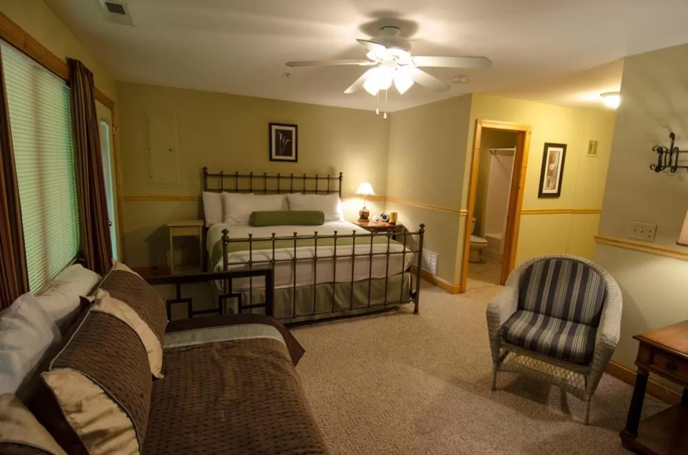 Bedroom, Bed in Asheville Cabins of Willow Winds