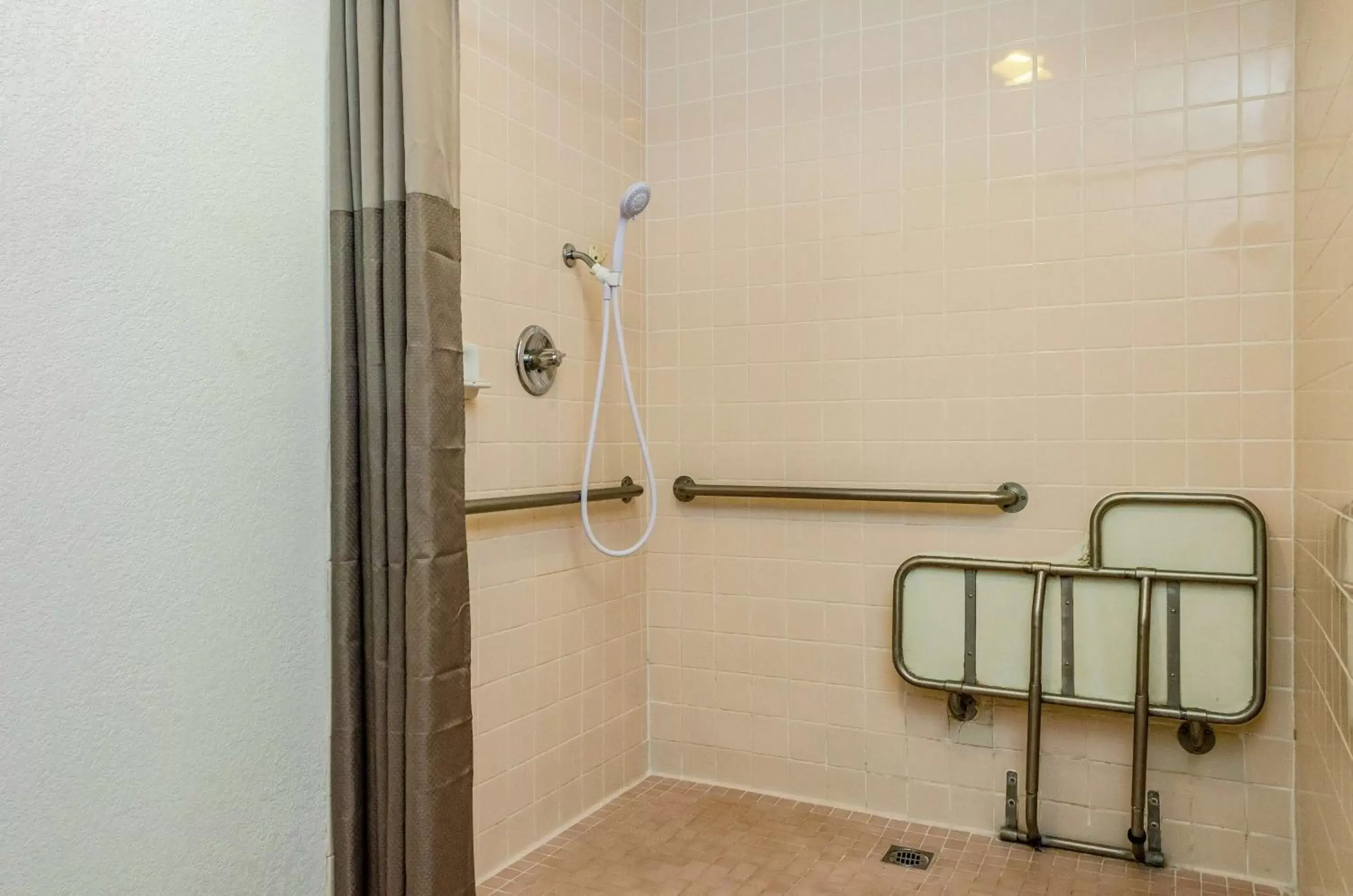 Bathroom in Motel 6 Oakdale, Ca