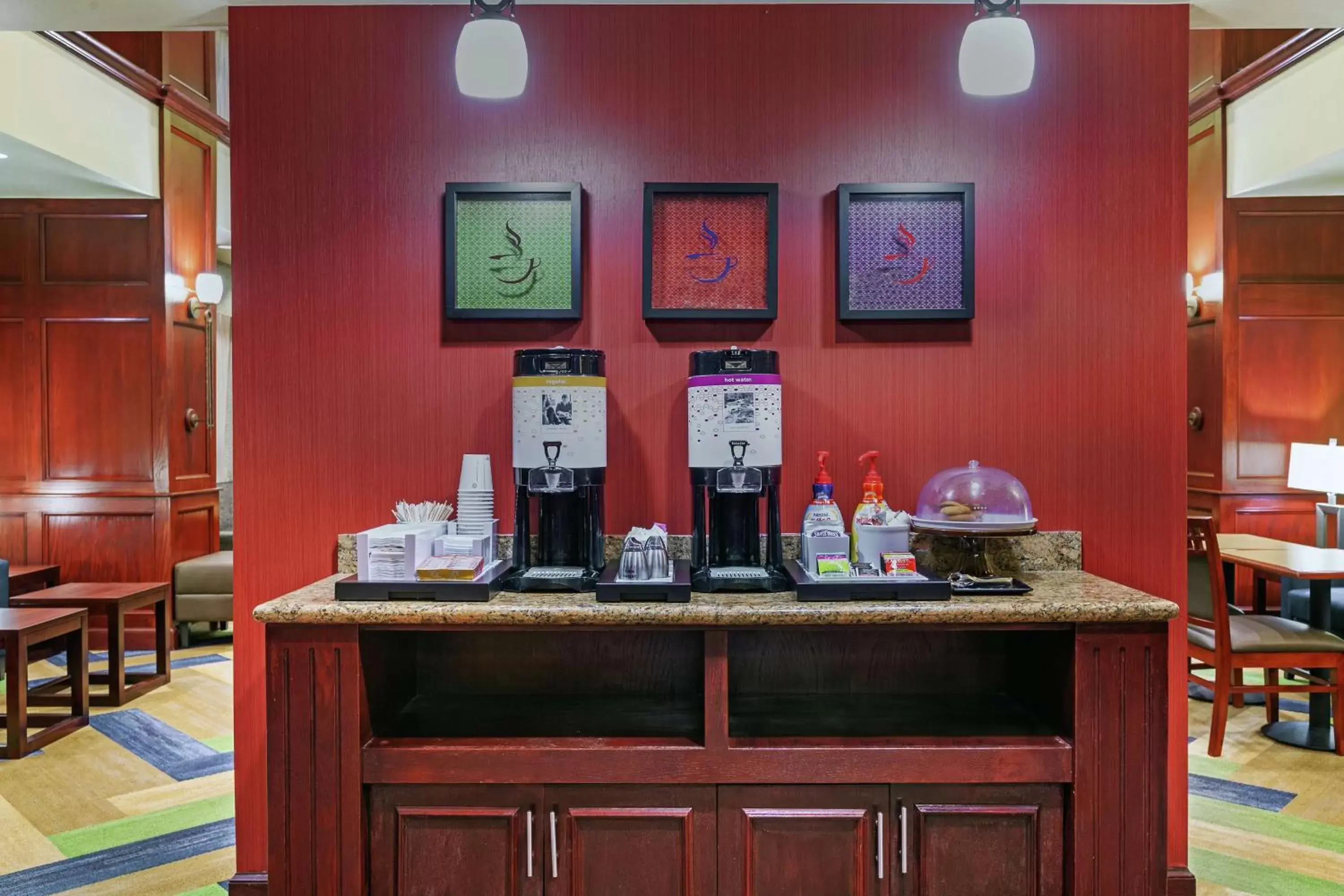 Dining area in Hampton Inn & Suites Owasso