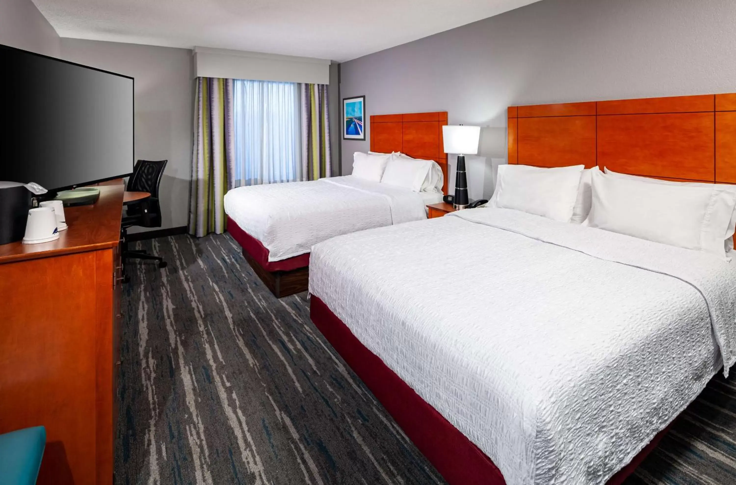 Bed in Hampton Inn & Suites Mobile I-65@ Airport Boulevard