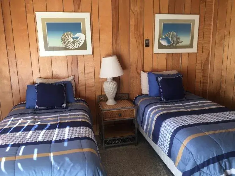 Photo of the whole room, Bed in Tyee Restaurant and Motel