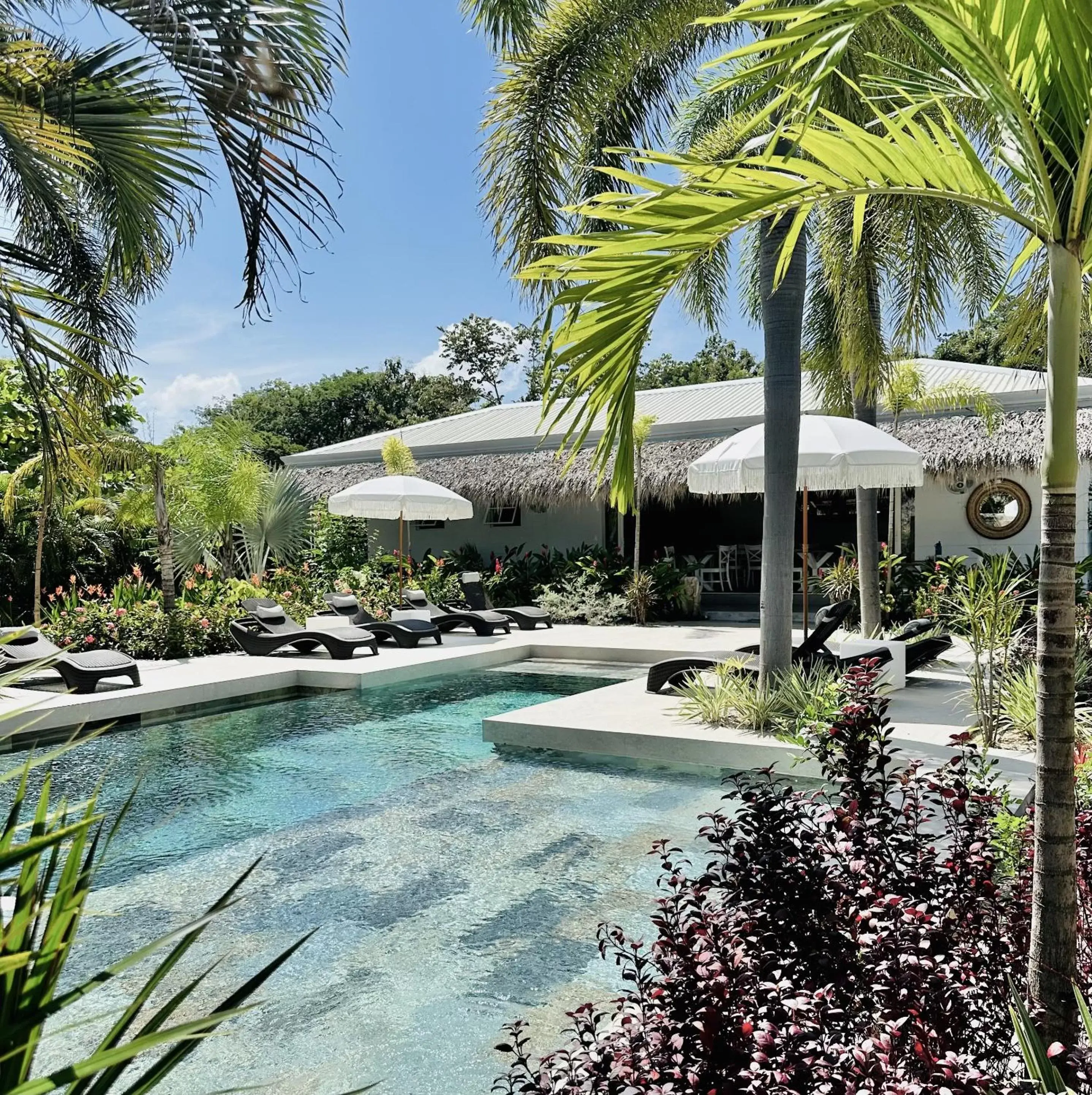 Pool view, Swimming Pool in Les Voiles Blanches - Luxury Lodge