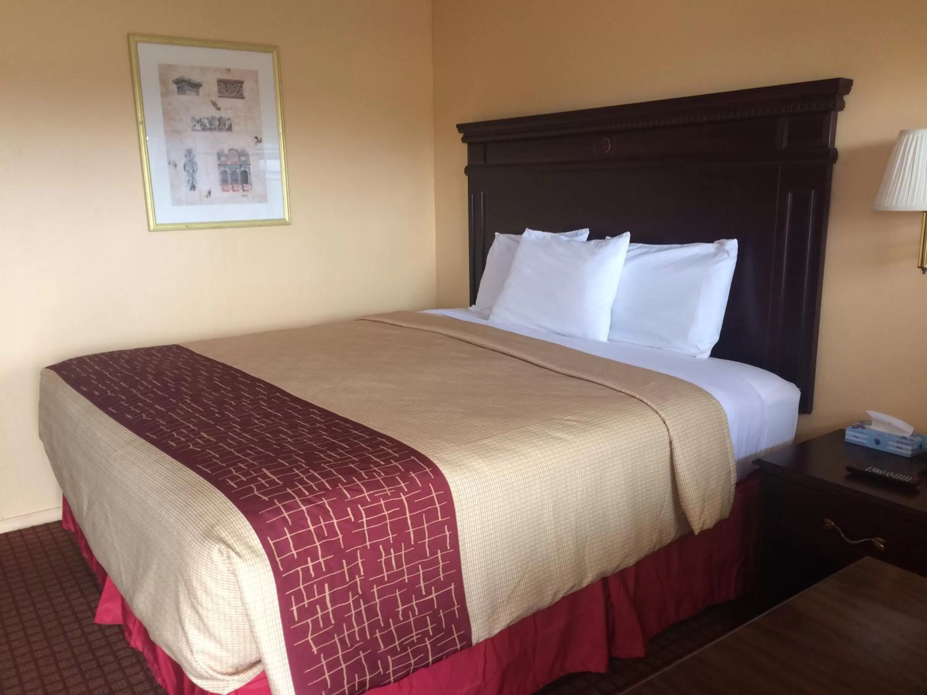 Bed in DeQueen Courtyard Inn