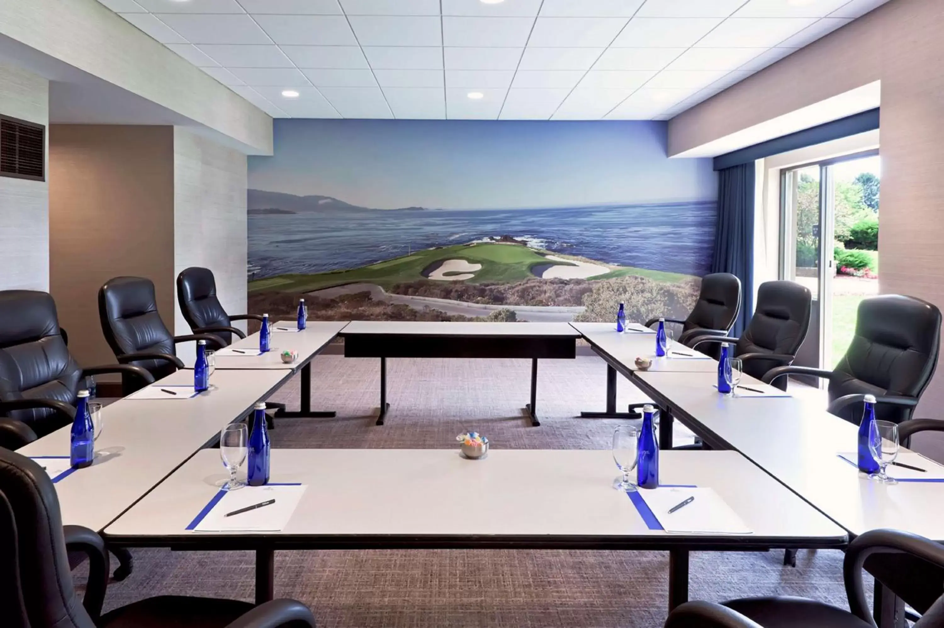 Meeting/conference room in Hilton Chicago Oak Brook Hills Resort & Conference Center