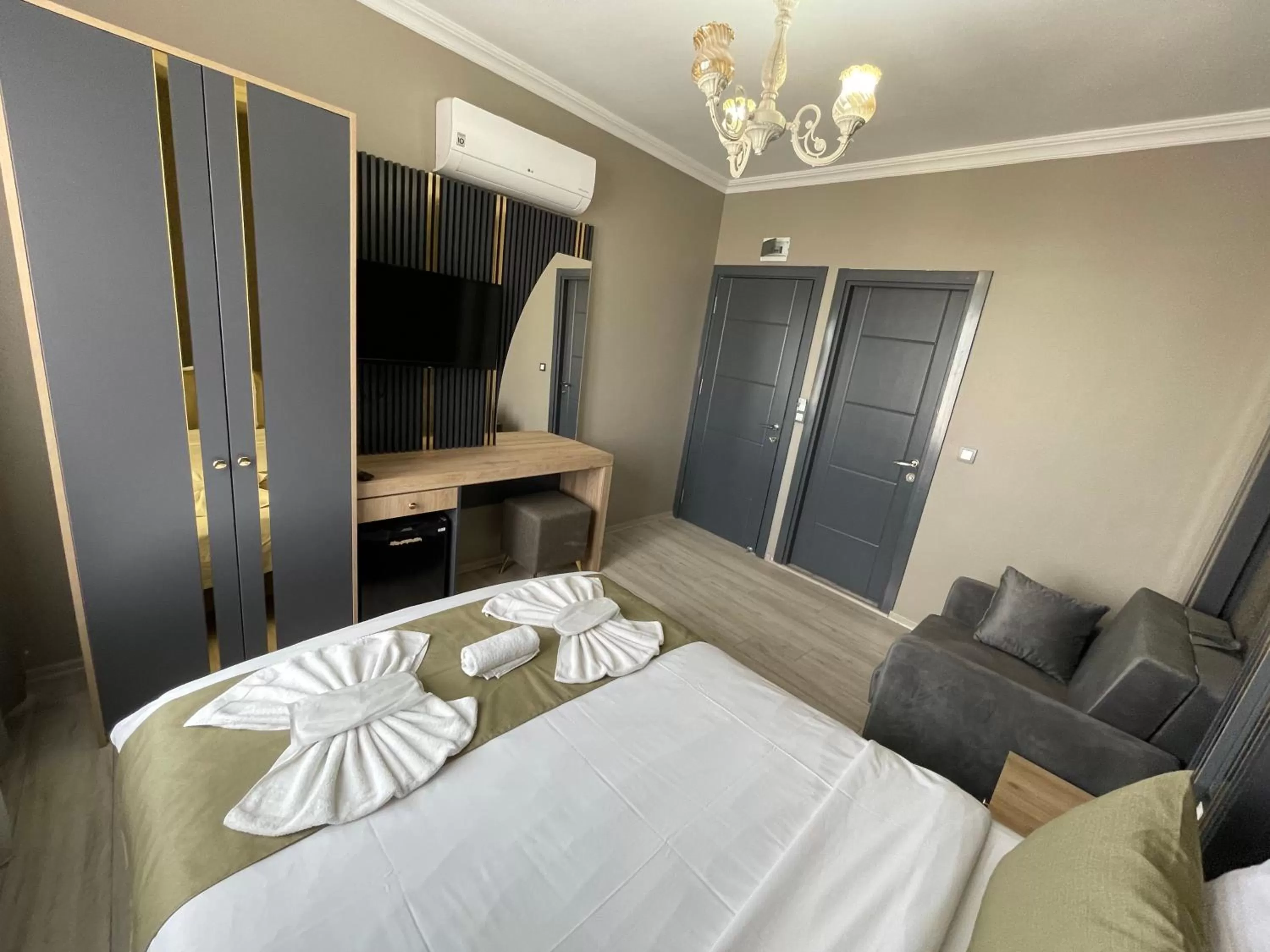 wardrobe, Bed in New Taksim Hotel