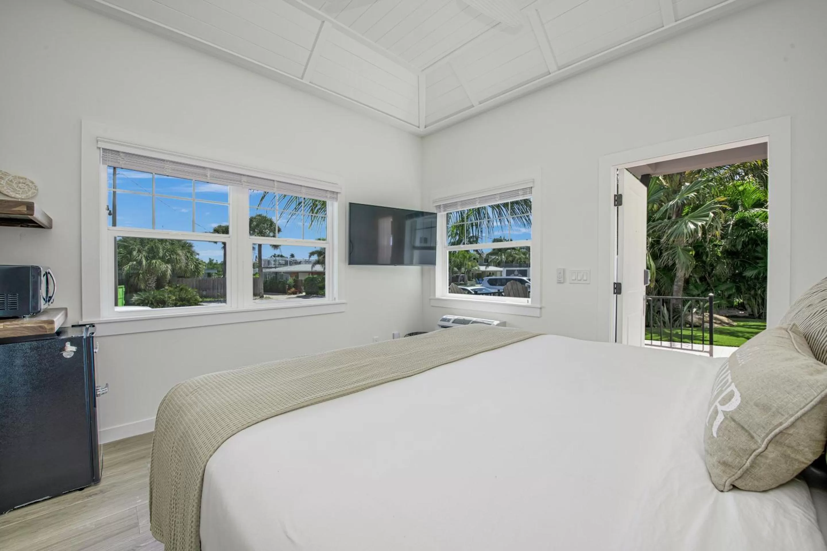 Bed in Casey Key Resorts - Beachfront