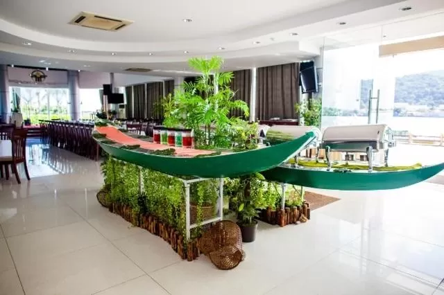 Restaurant/places to eat in River Hotel