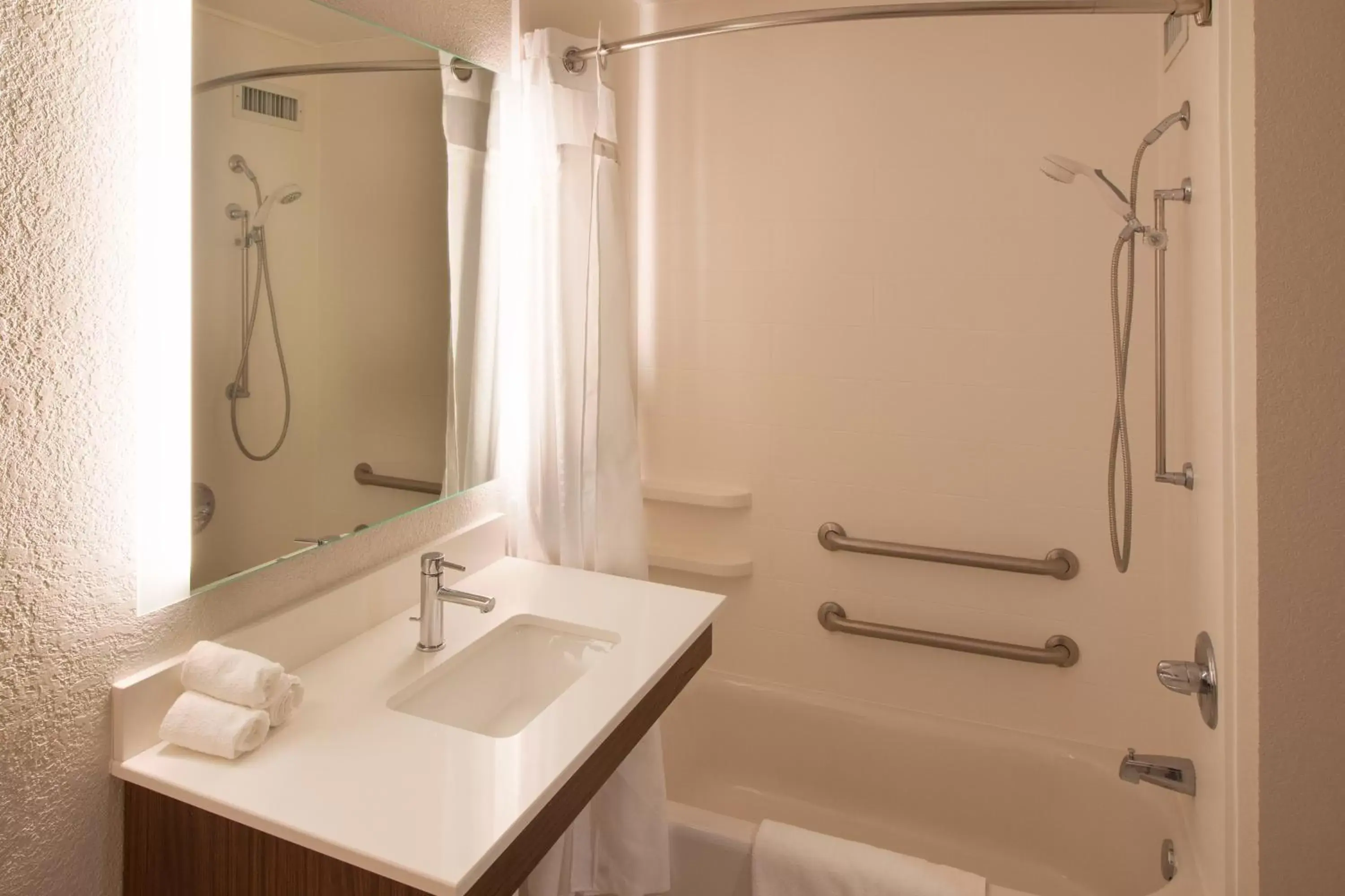 Photo of the whole room, Bathroom in Holiday Inn Express & Suites - Worthington, an IHG Hotel