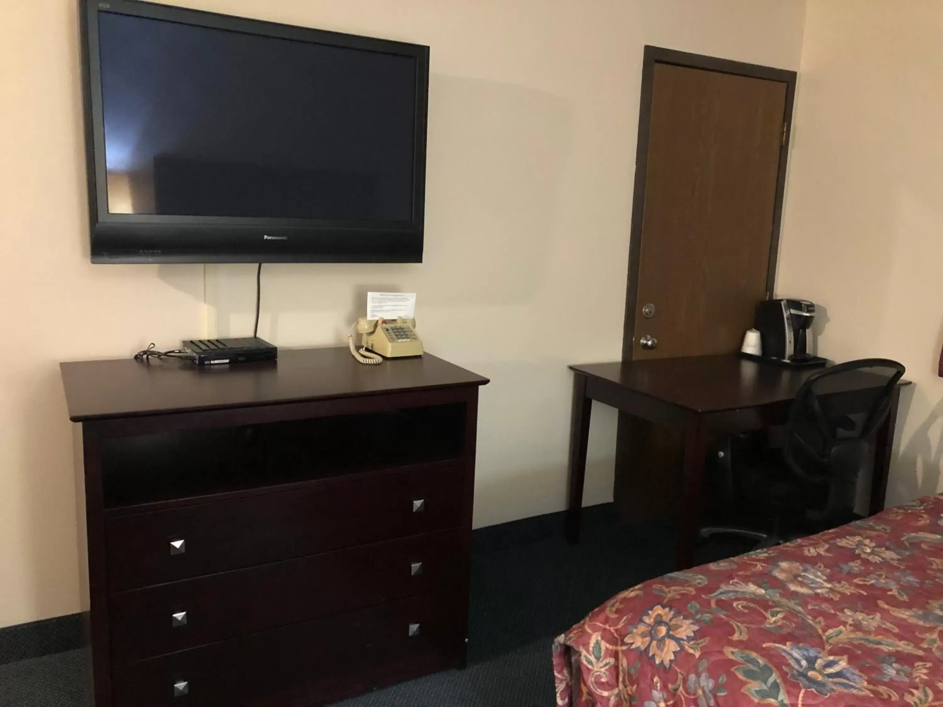 TV and multimedia, TV/Entertainment Center in Super 8 by Wyndham Superior WI