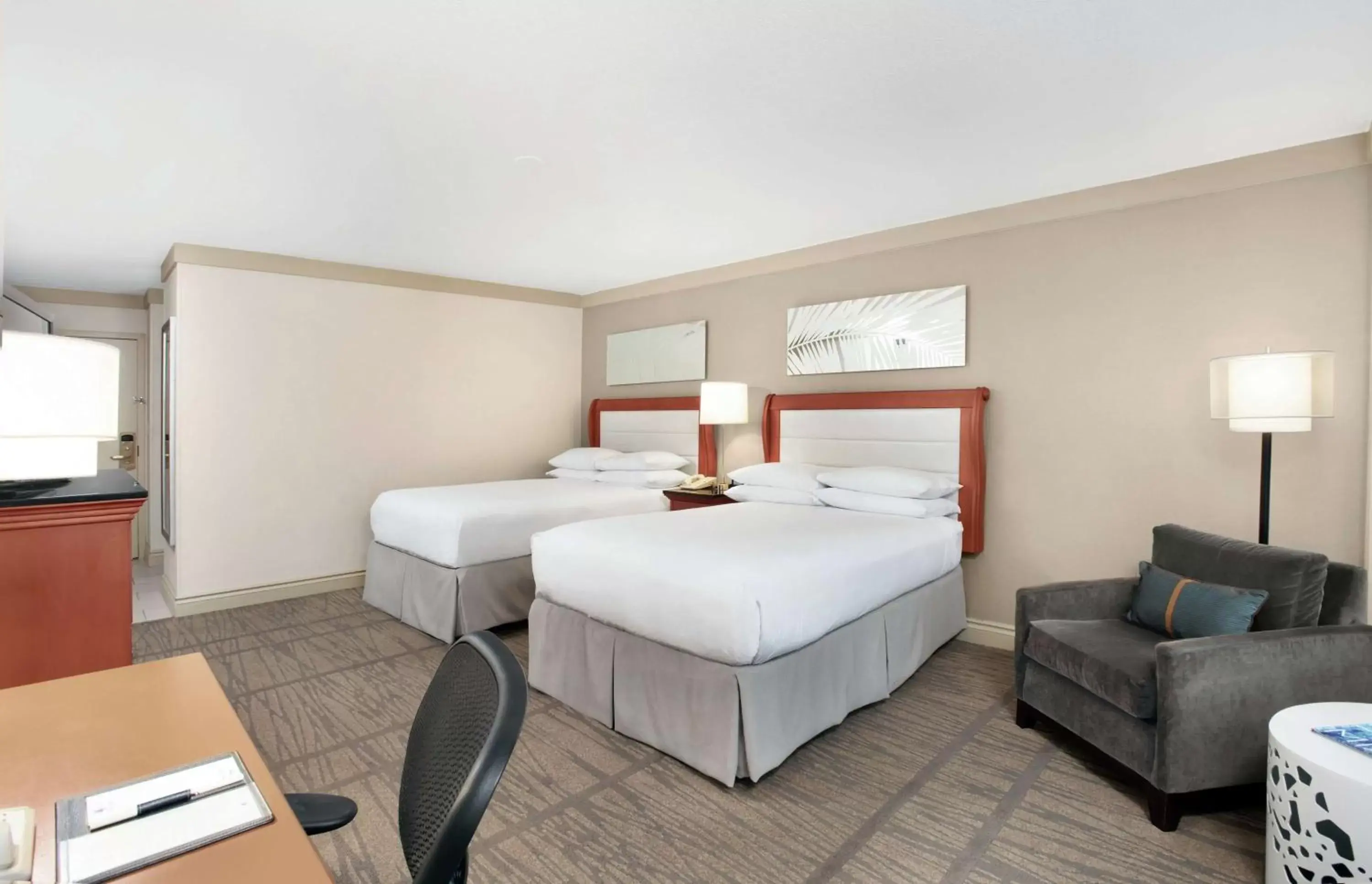 Bedroom, Bed in DoubleTree by Hilton Hotel Miami Airport & Convention Center