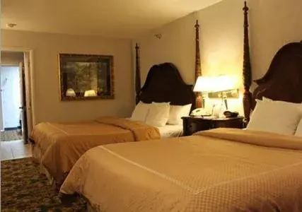 Bedroom, Bed in Crown Choice Inn & Suites Lakeview and Waterpark