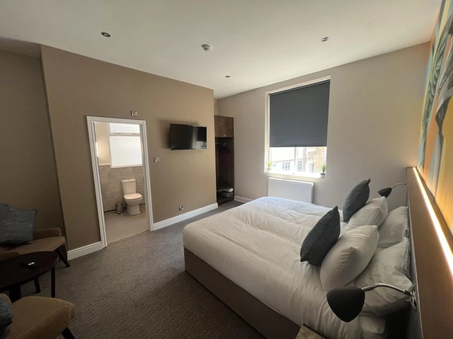 Bed in Fenwick Sunrise Hotel