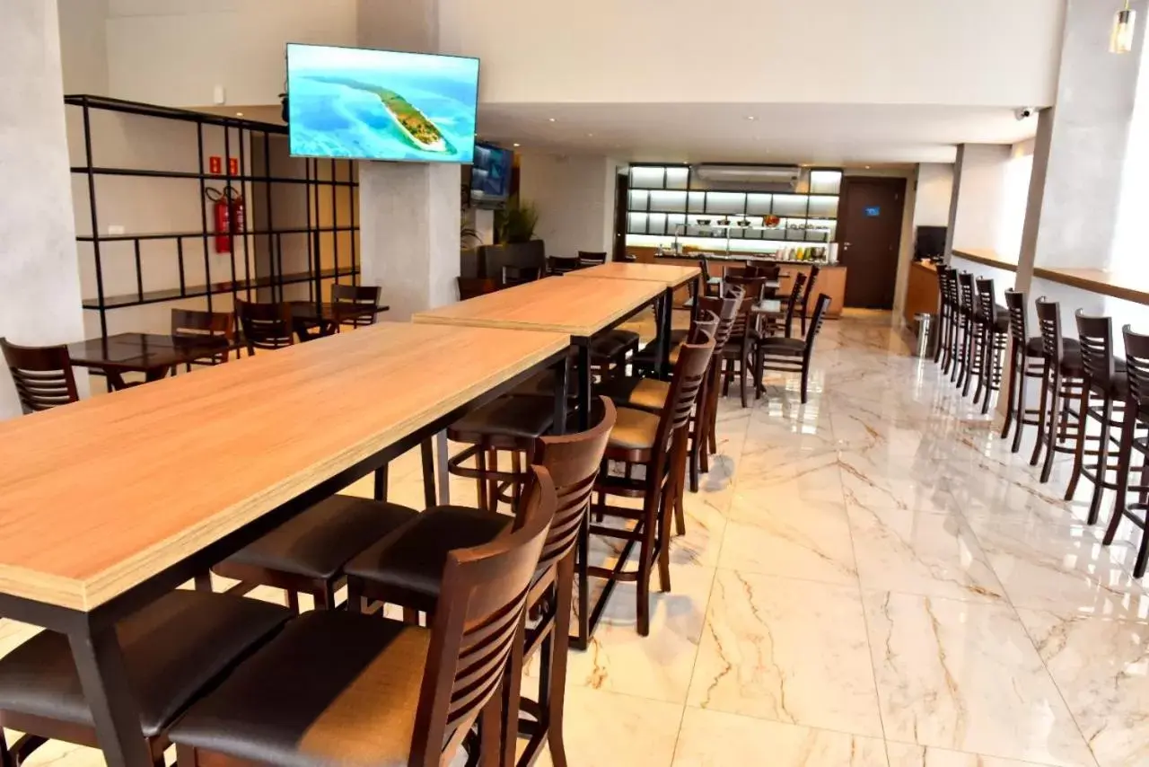 Lounge or bar, Restaurant/Places to Eat in Days Inn By Wyndham Cascavel