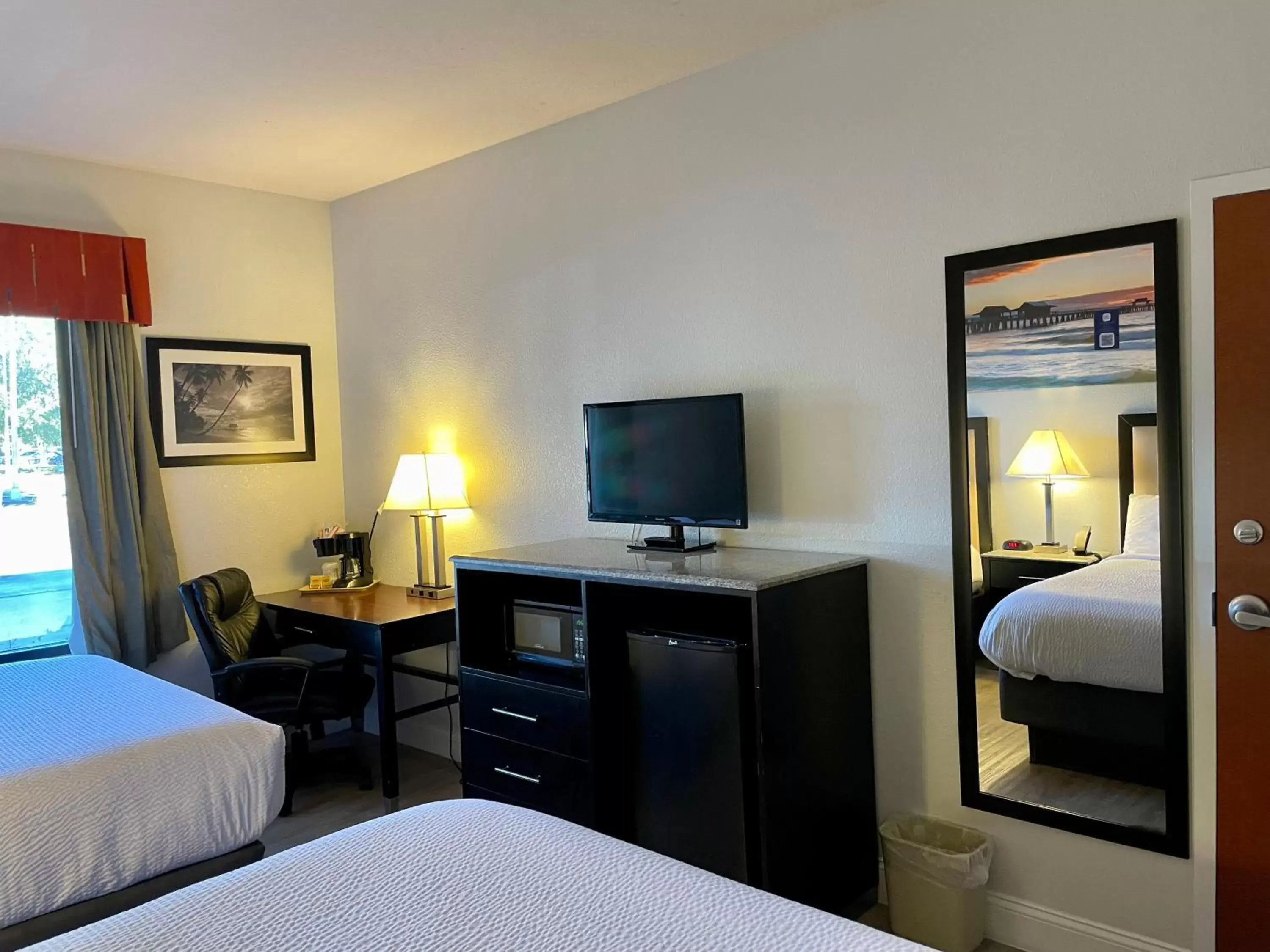 Bed, TV/Entertainment Center in Days Inn & Suites by Wyndham Lakeland
