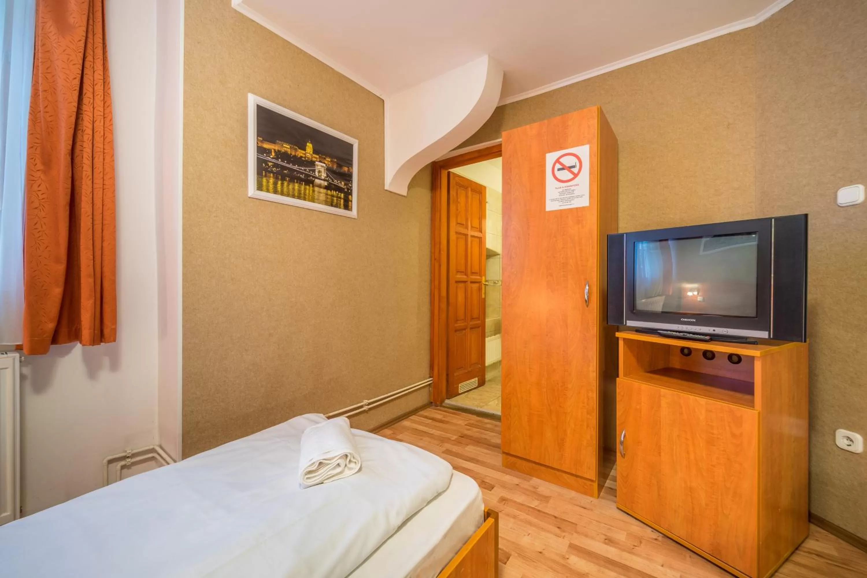 Photo of the whole room, Bed in Easy Star Hotel