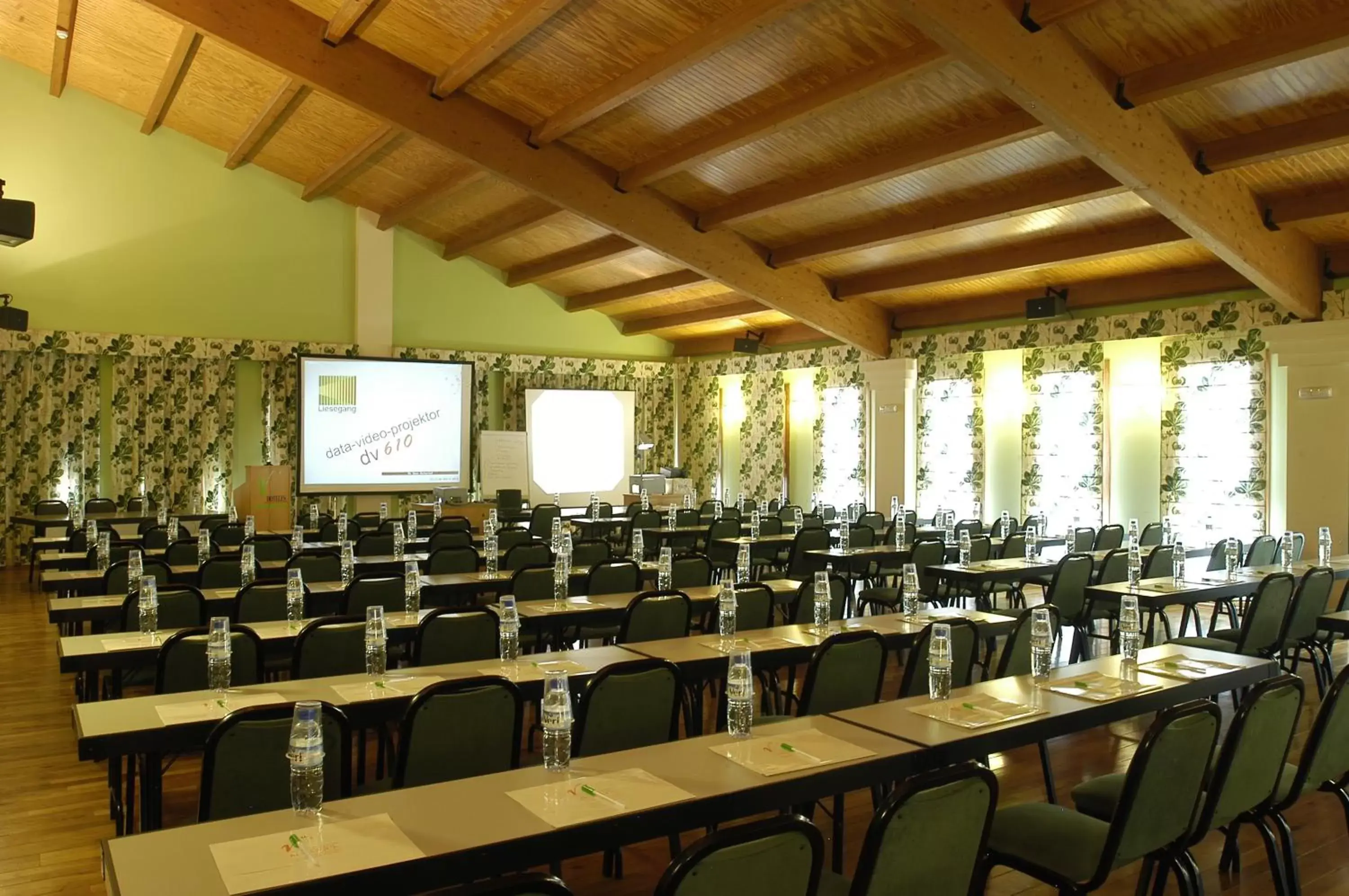 Meeting/conference room in SOMMOS Hotel Benasque Spa