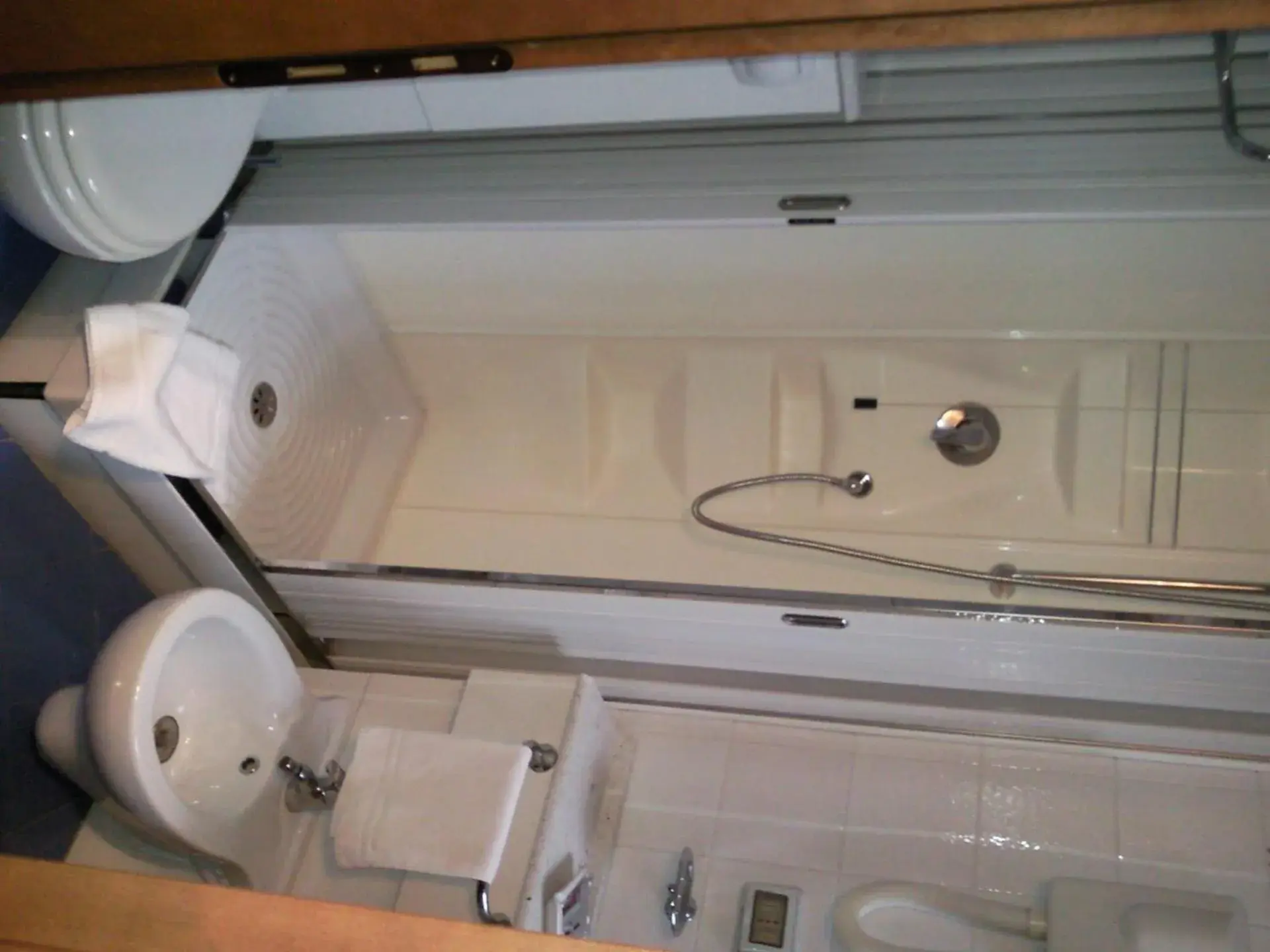 Shower, Bathroom in Hotel Silva