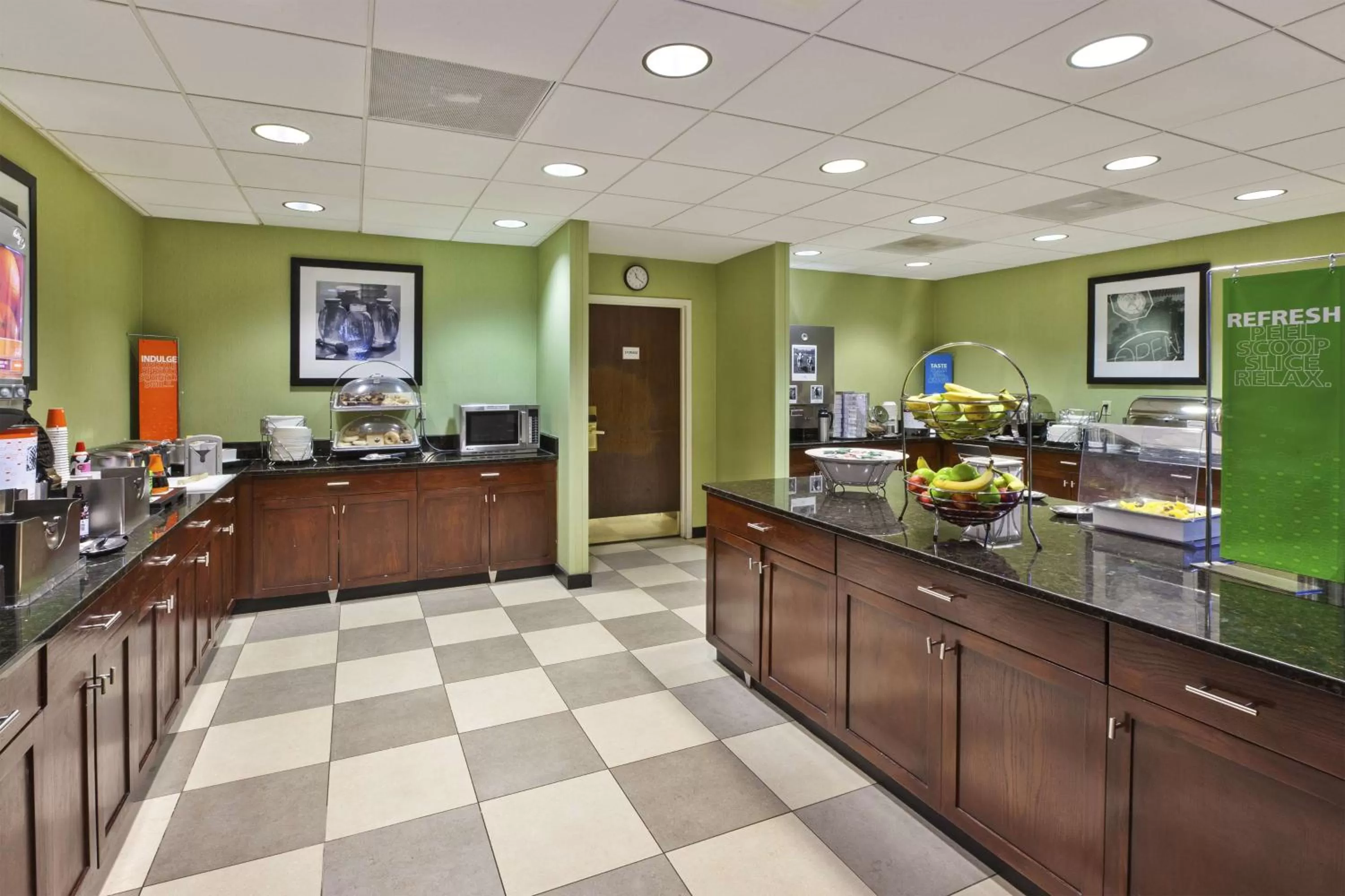 Dining area in Hampton Inn & Suites Providence-Warwick Airport